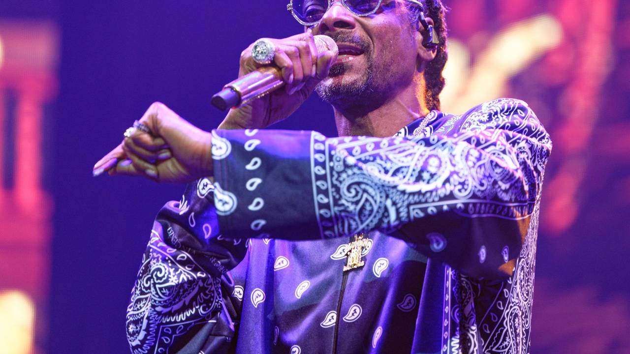 Der Rapper Snoop Dogg steht im September 2023 bei einem Konzert in der Lanxess Arena in Köln auf der Bühne.