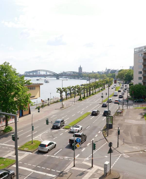 Blick aus der Luft auf die Rheinuferstraße in Köln. Am Konrad-Adenauer-Ufer soll bei der EM 2024 Public Viewing stattfinden.