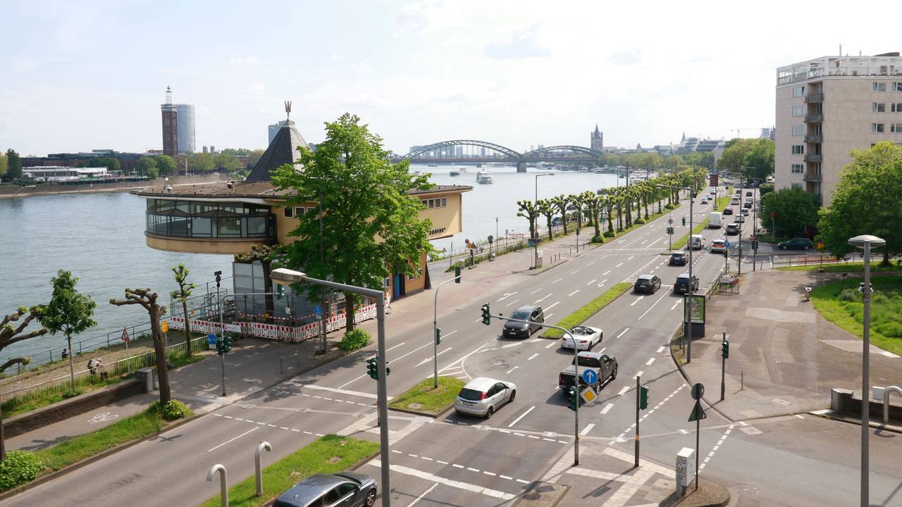 Blick aus der Luft auf die Rheinuferstraße in Köln. Am Konrad-Adenauer-Ufer soll bei der EM 2024 Public Viewing stattfinden.