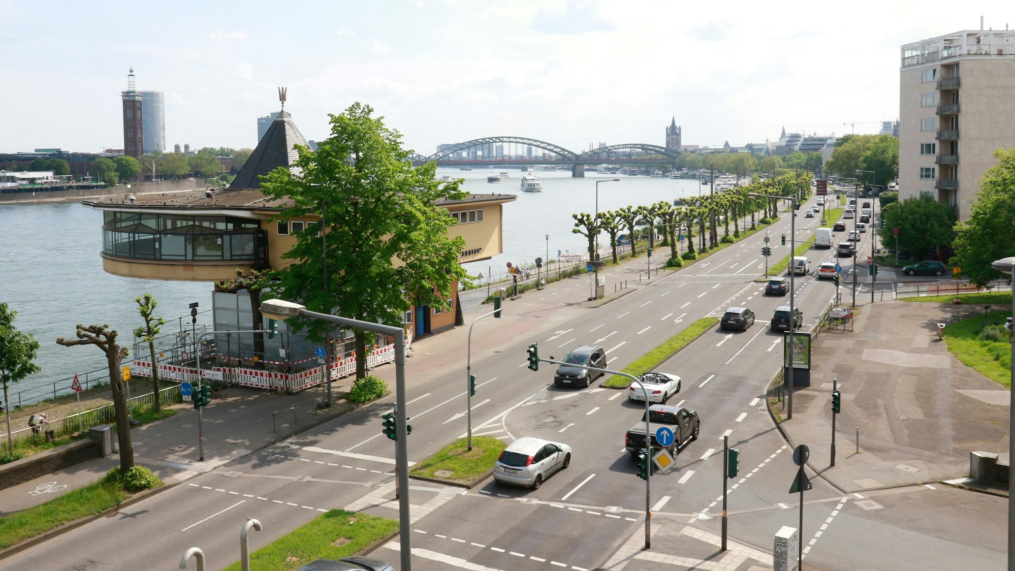Blick aus der Luft auf die Rheinuferstraße in Köln. Am Konrad-Adenauer-Ufer soll bei der EM 2024 Public Viewing stattfinden.