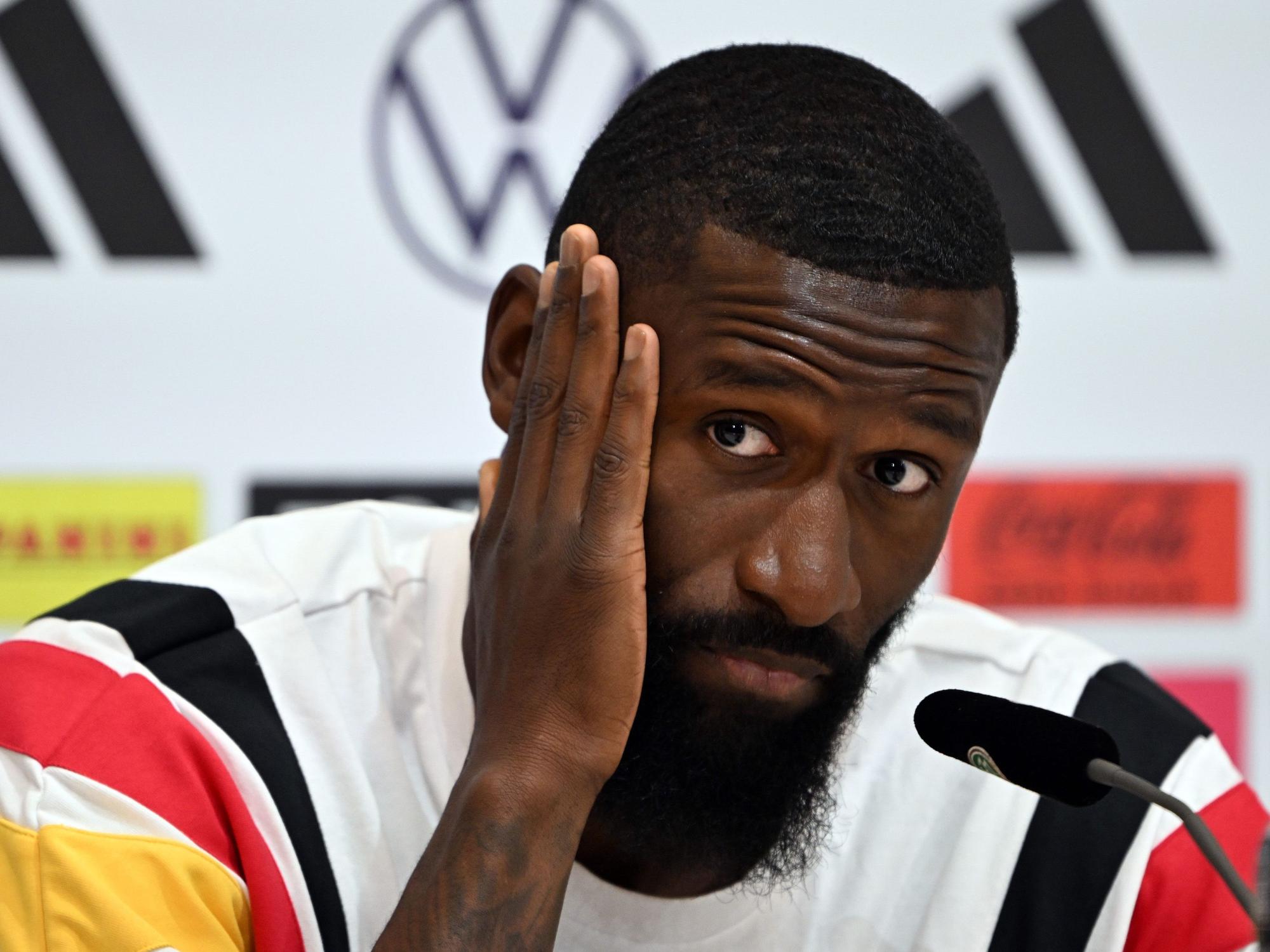 Deutschlands Antonio Rüdiger beantwortet die Fragen von Journalisten.