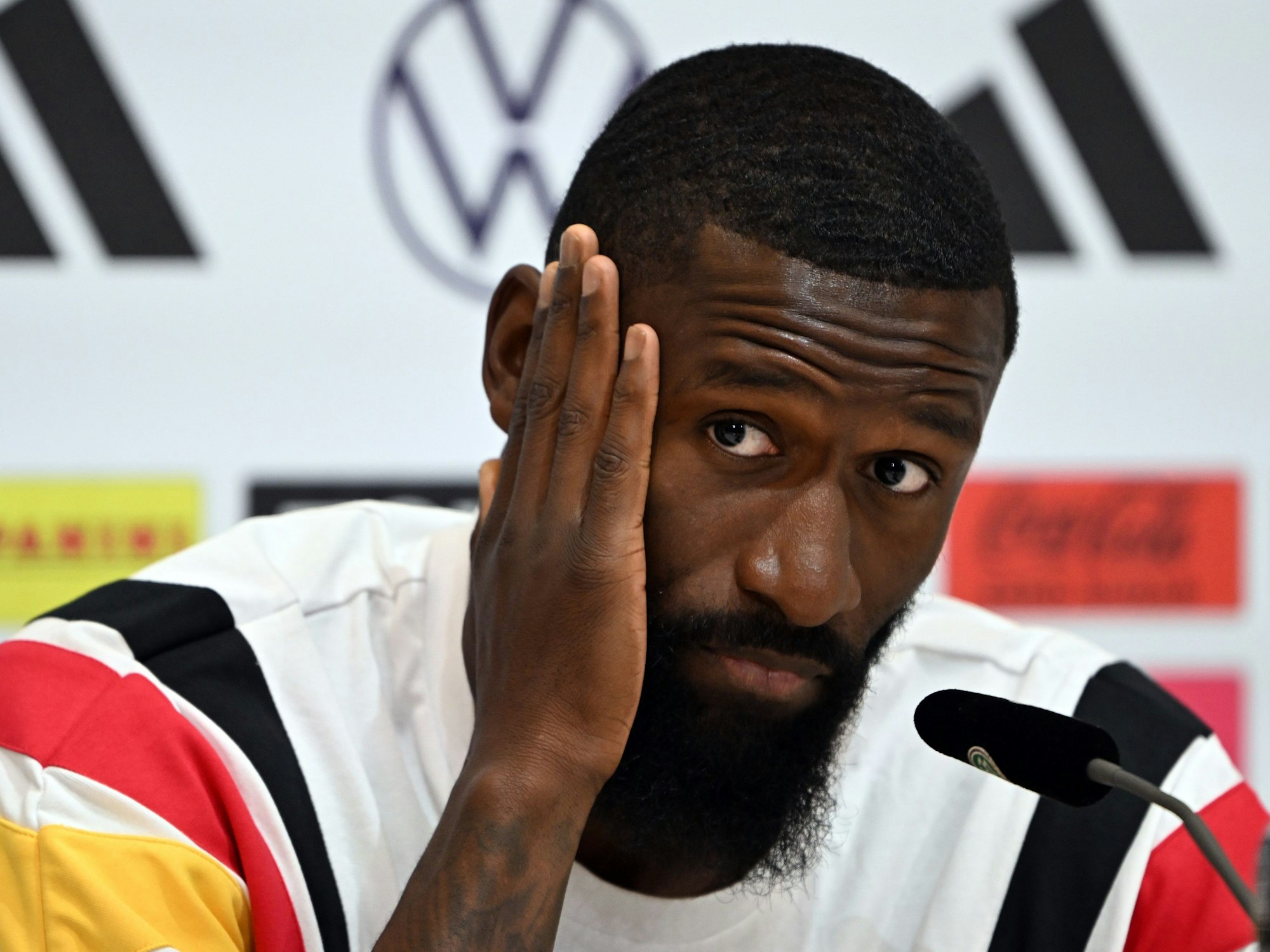 Deutschlands Antonio Rüdiger beantwortet die Fragen von Journalisten.