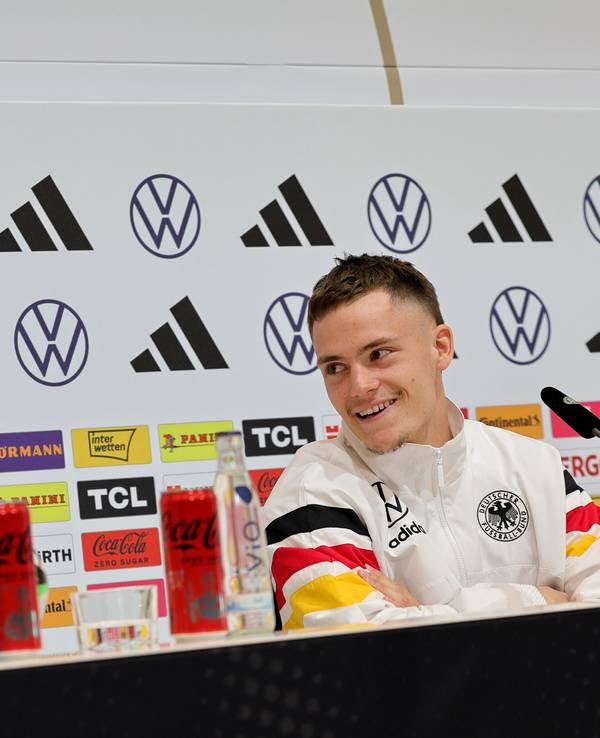 Jamal Musiala (l) und Florian Wirtz nehmen an einer PK teil.