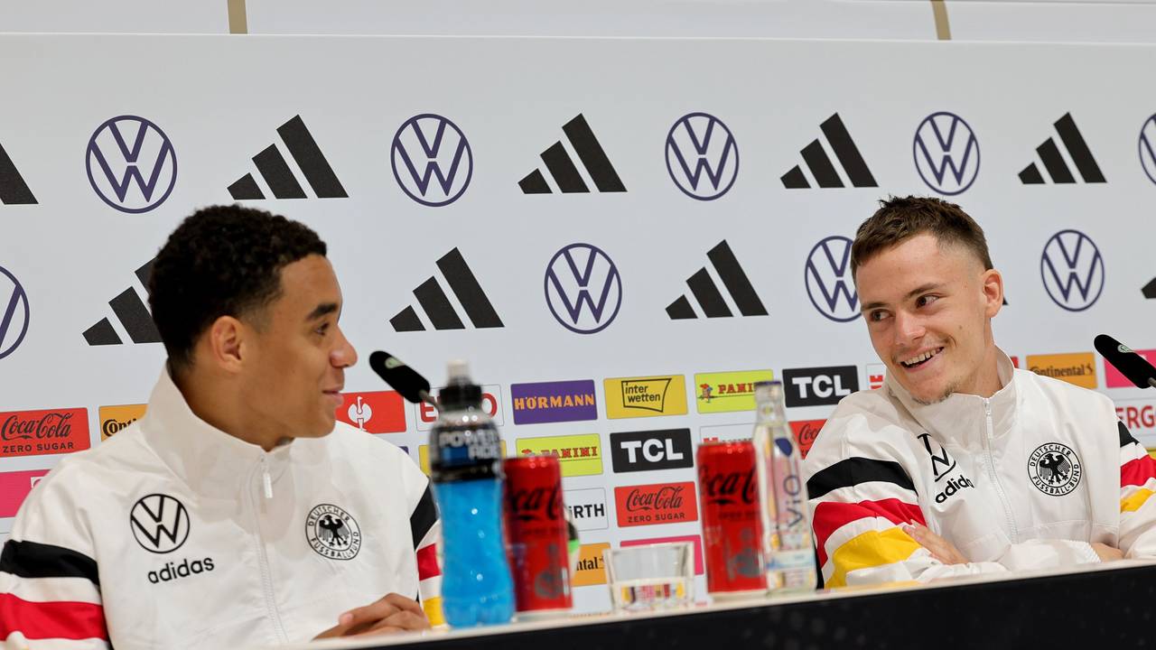 Jamal Musiala (l) und Florian Wirtz nehmen an einer PK teil.