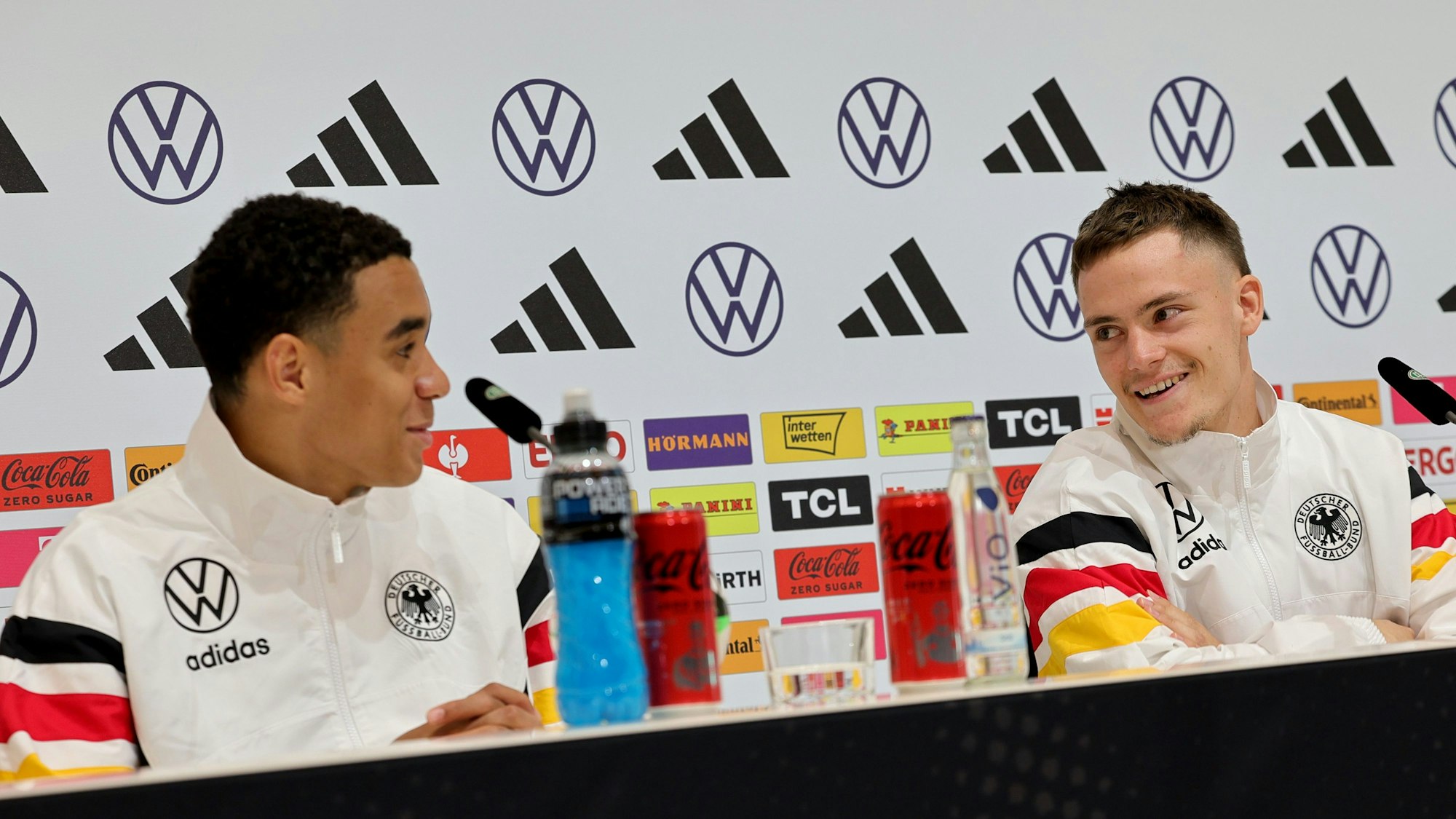 Jamal Musiala (l) und Florian Wirtz nehmen an einer PK teil.