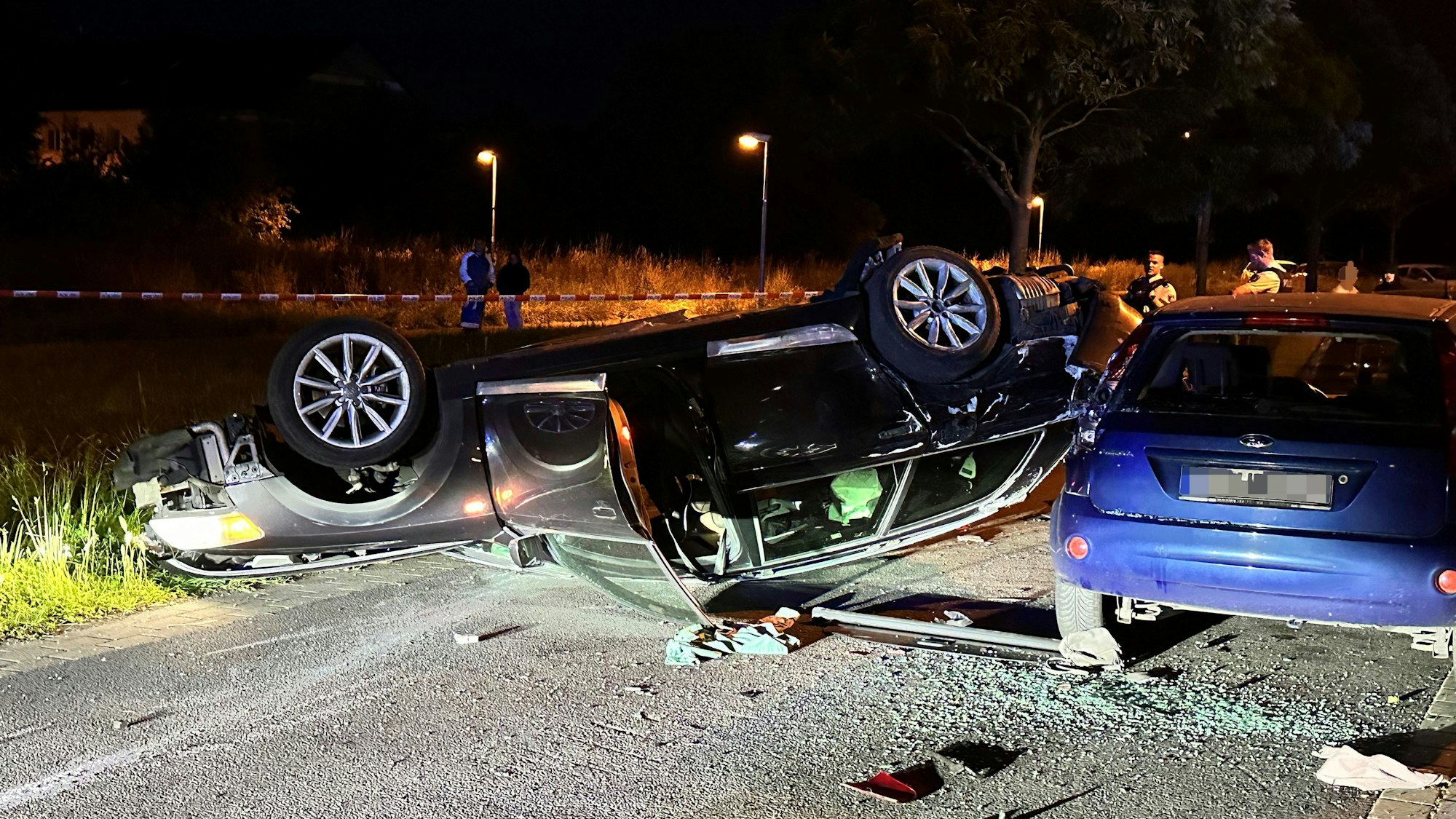 Zwei kaputte Autos nach einem Unfall in Köln. Das Bild wurde in der Nacht aufgenommen.
