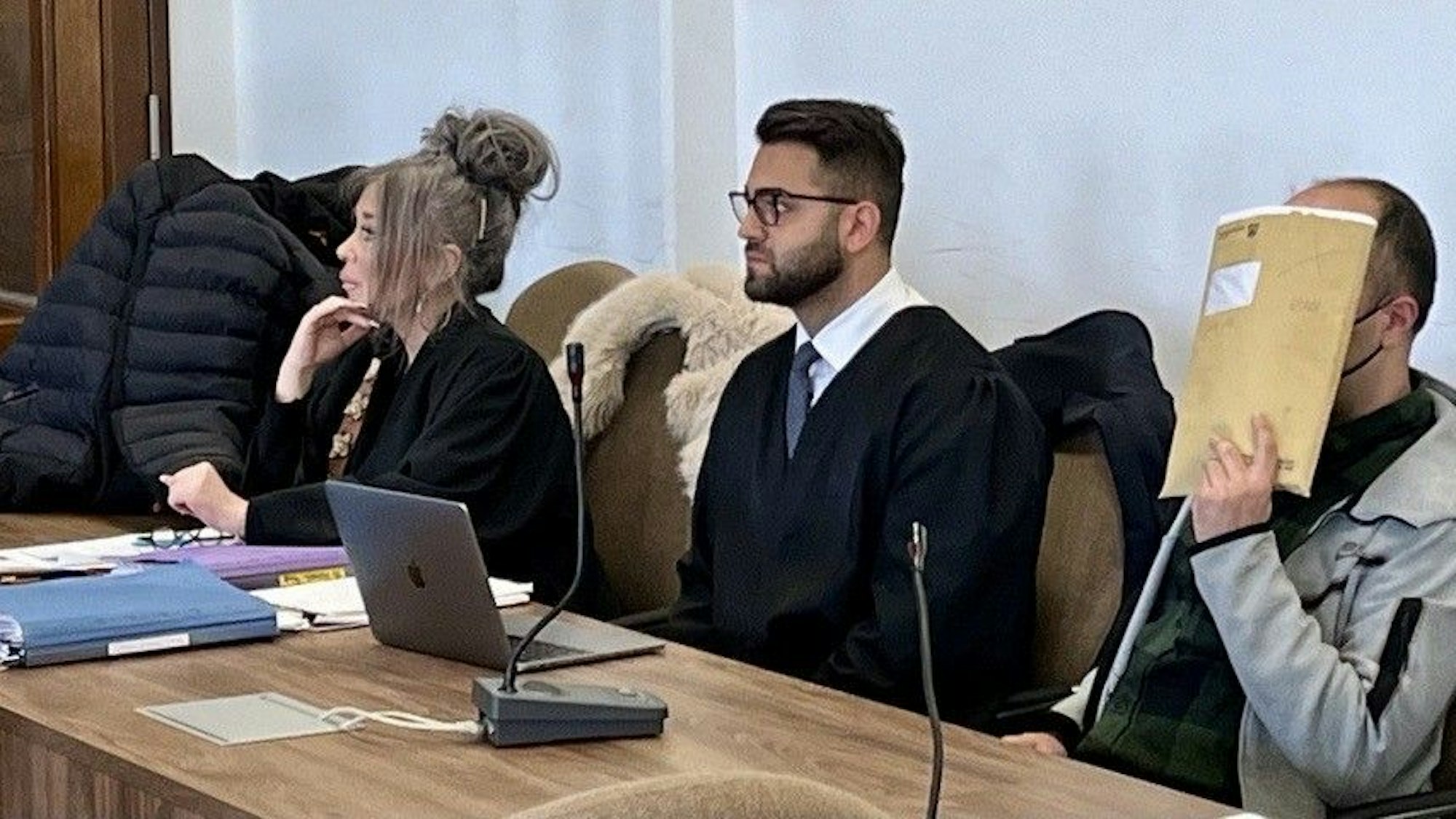 Die beiden mutmaßlichen Täter auf der Anklagebank