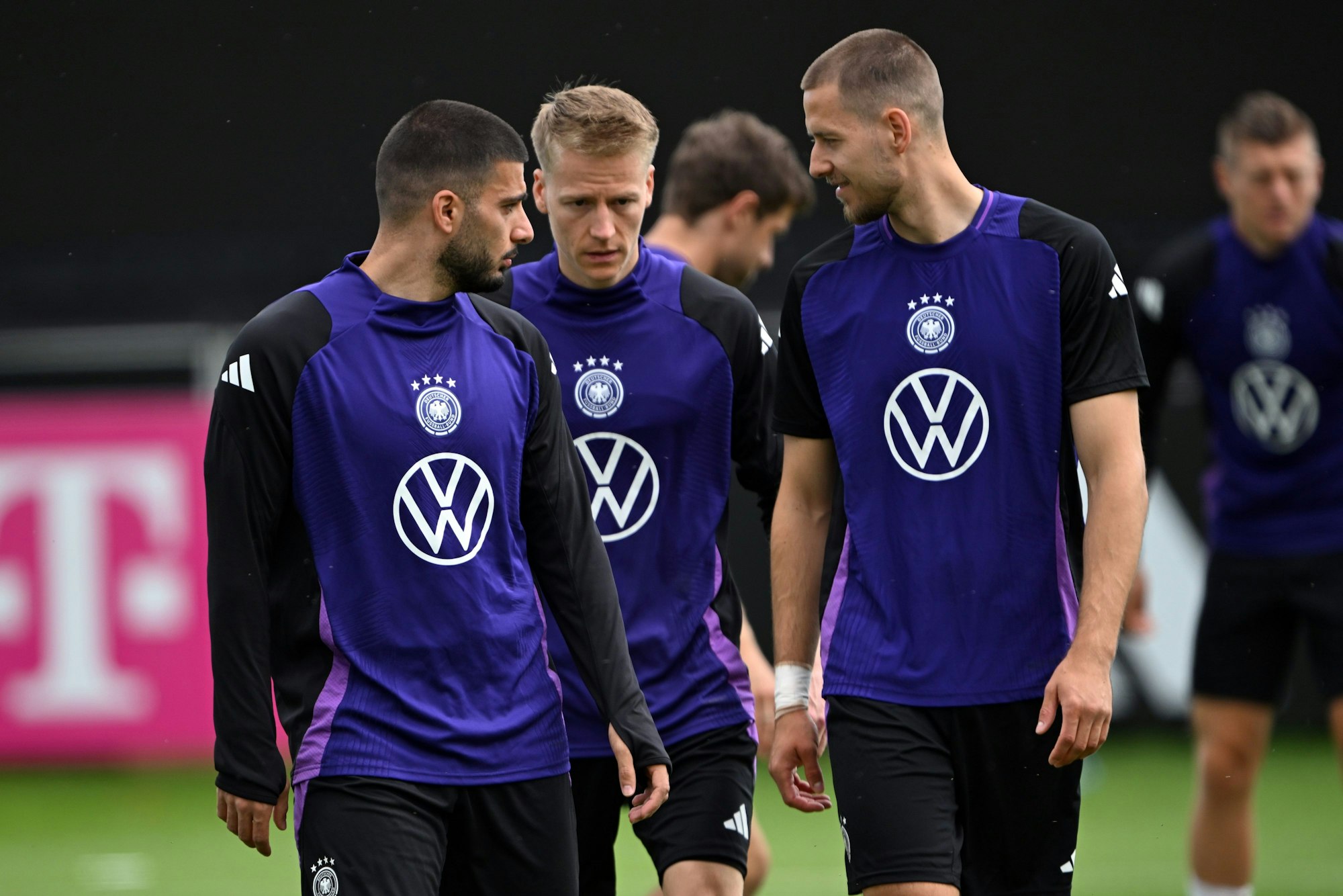 Deutschlands Deniz Undav (l-r), Chris Führich und Waldemar Anton unterhalten sich während des Trainings.