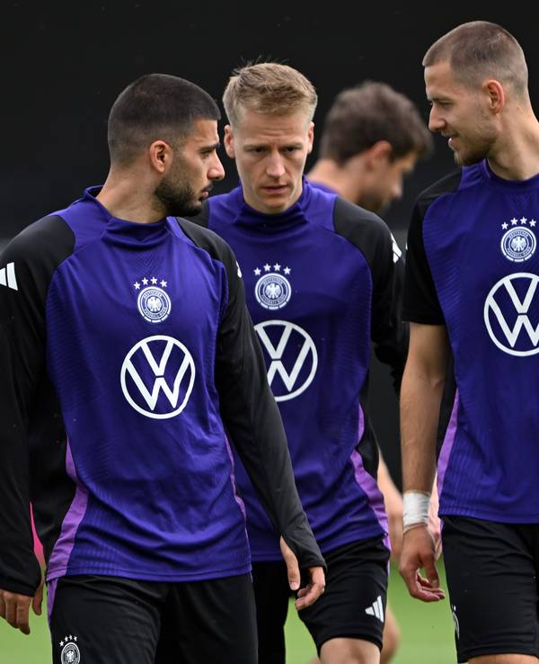 Deutschlands Deniz Undav (l-r), Chris Führich und Waldemar Anton unterhalten sich während des Trainings.