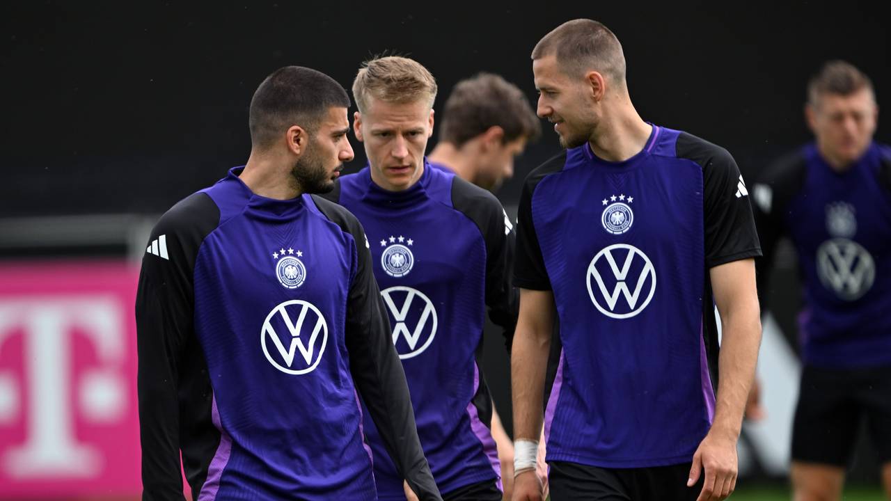 Deutschlands Deniz Undav (l-r), Chris Führich und Waldemar Anton unterhalten sich während des Trainings.