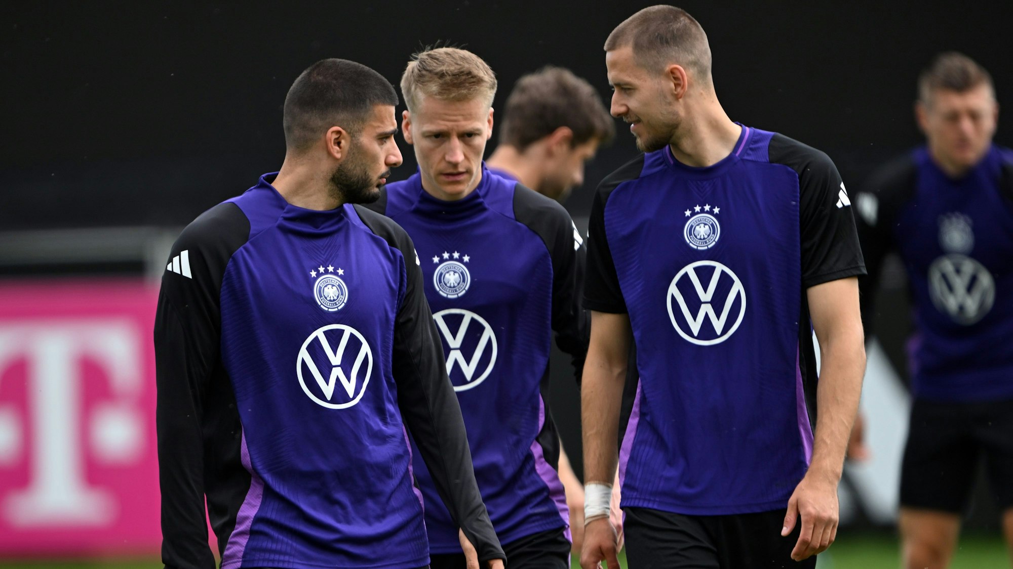 Deniz Undav (l-r), Chris Führich und Waldemar Anton beim Training.