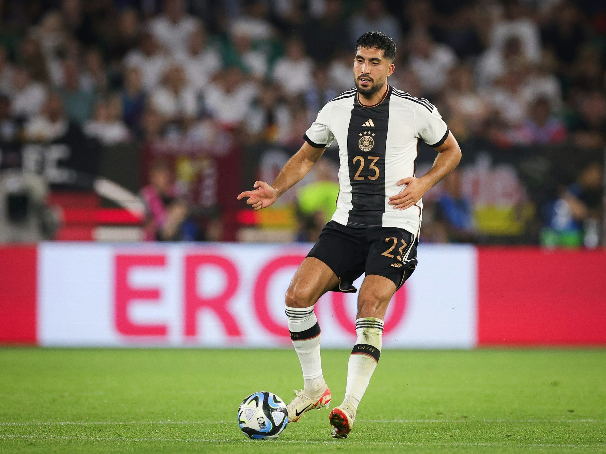 Deutschlands Emre Can am Ball.