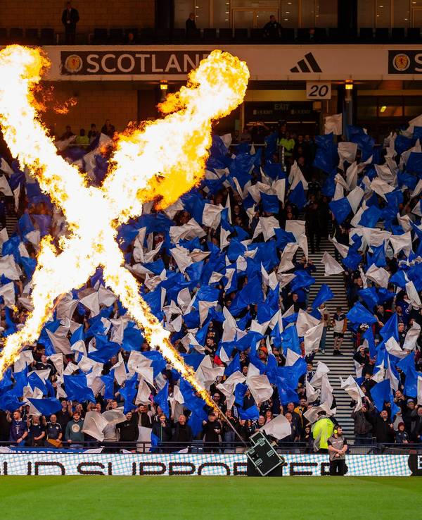 Schottische Fans wedeln mit Fahnen auf der Tribüne beim Spiel gegen Finnland.
