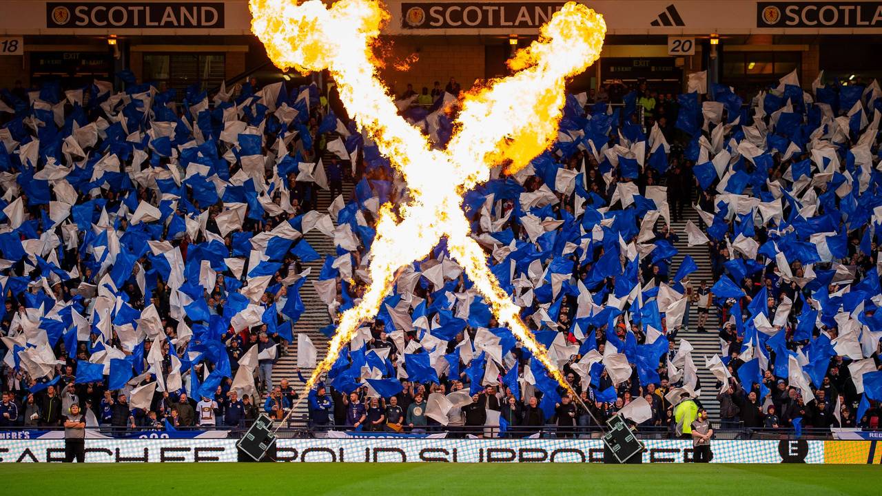 Schottische Fans wedeln mit Fahnen auf der Tribüne beim Spiel gegen Finnland.