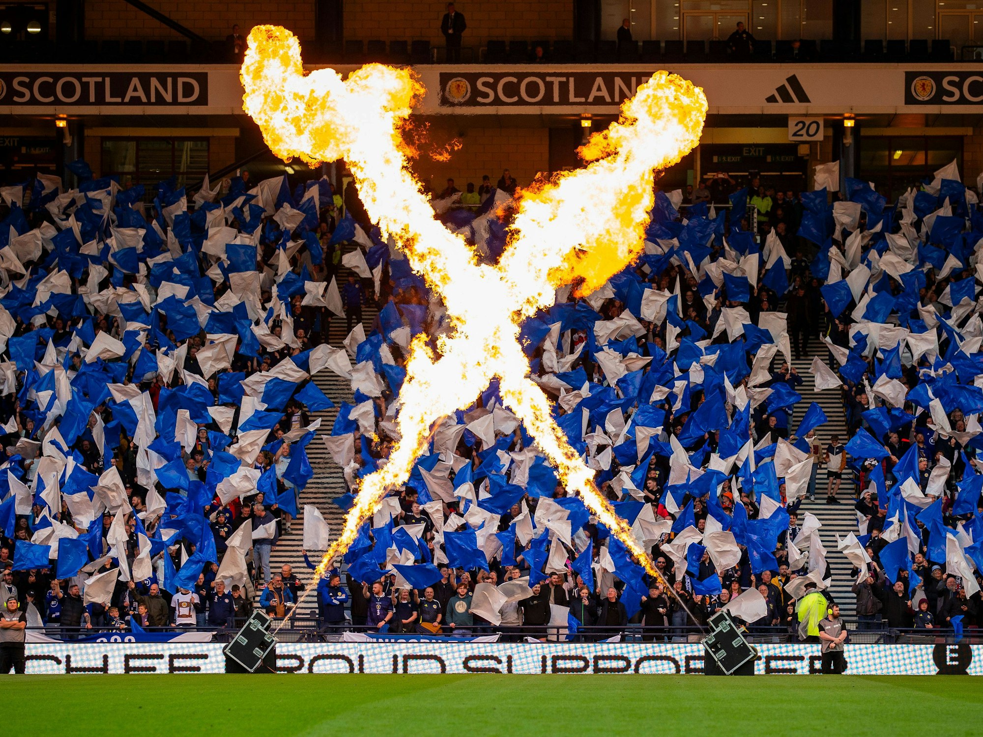 Schottische Fans wedeln mit Fahnen auf der Tribüne beim Spiel gegen Finnland.