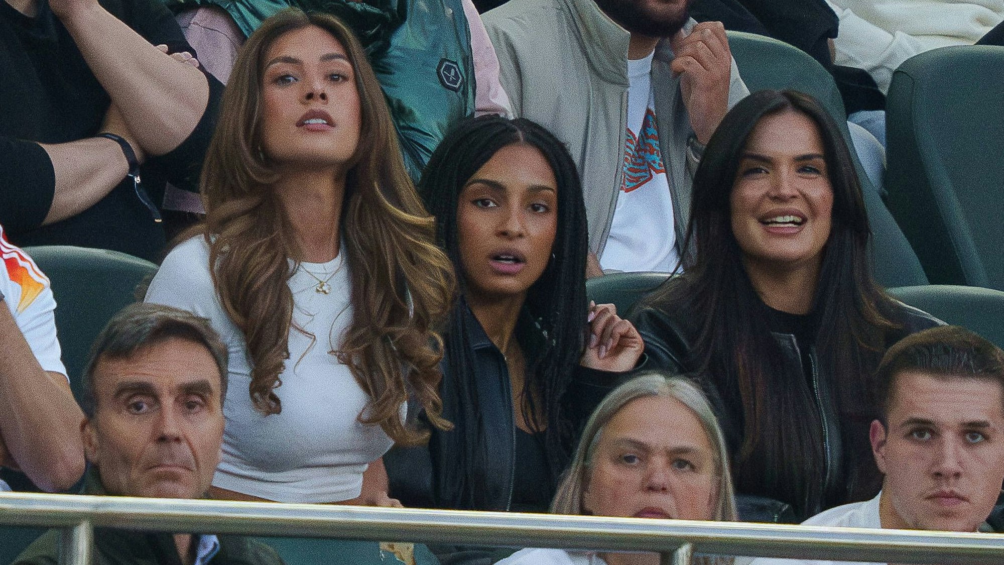 Spielerfrauen der Nationalmannschaft auf der Tribüne.