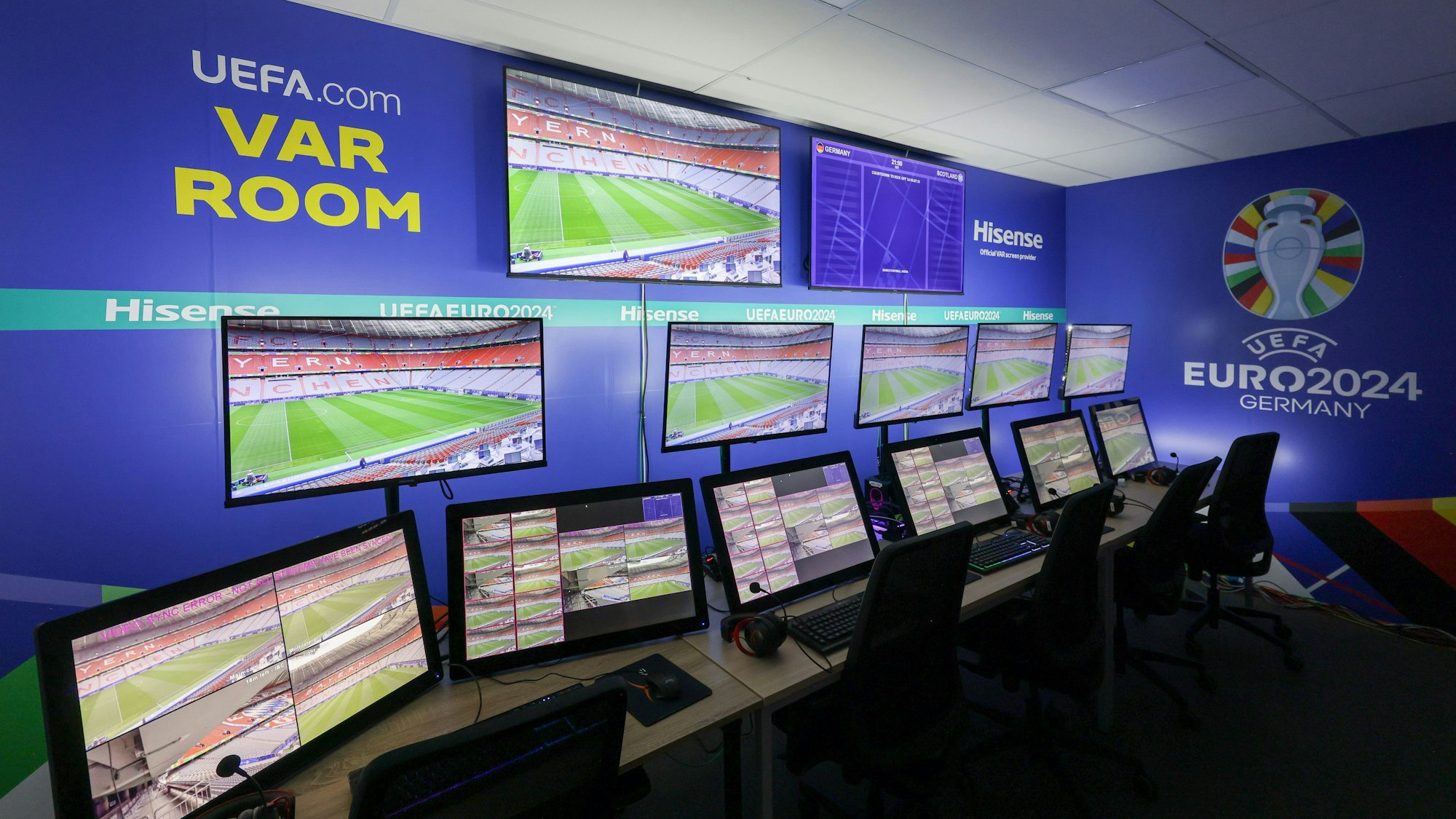 Der VAR-Raum mit zahlreichen Monitoren für die Europameisterschaft 2024.
