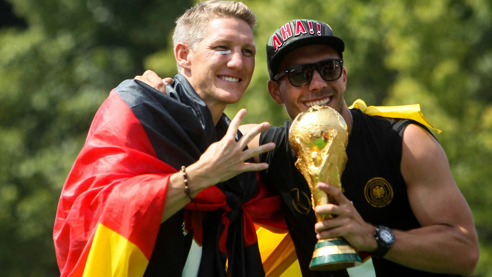 Lukas Podolski und Bastian Schweinsteiger mit WM-Pokal.