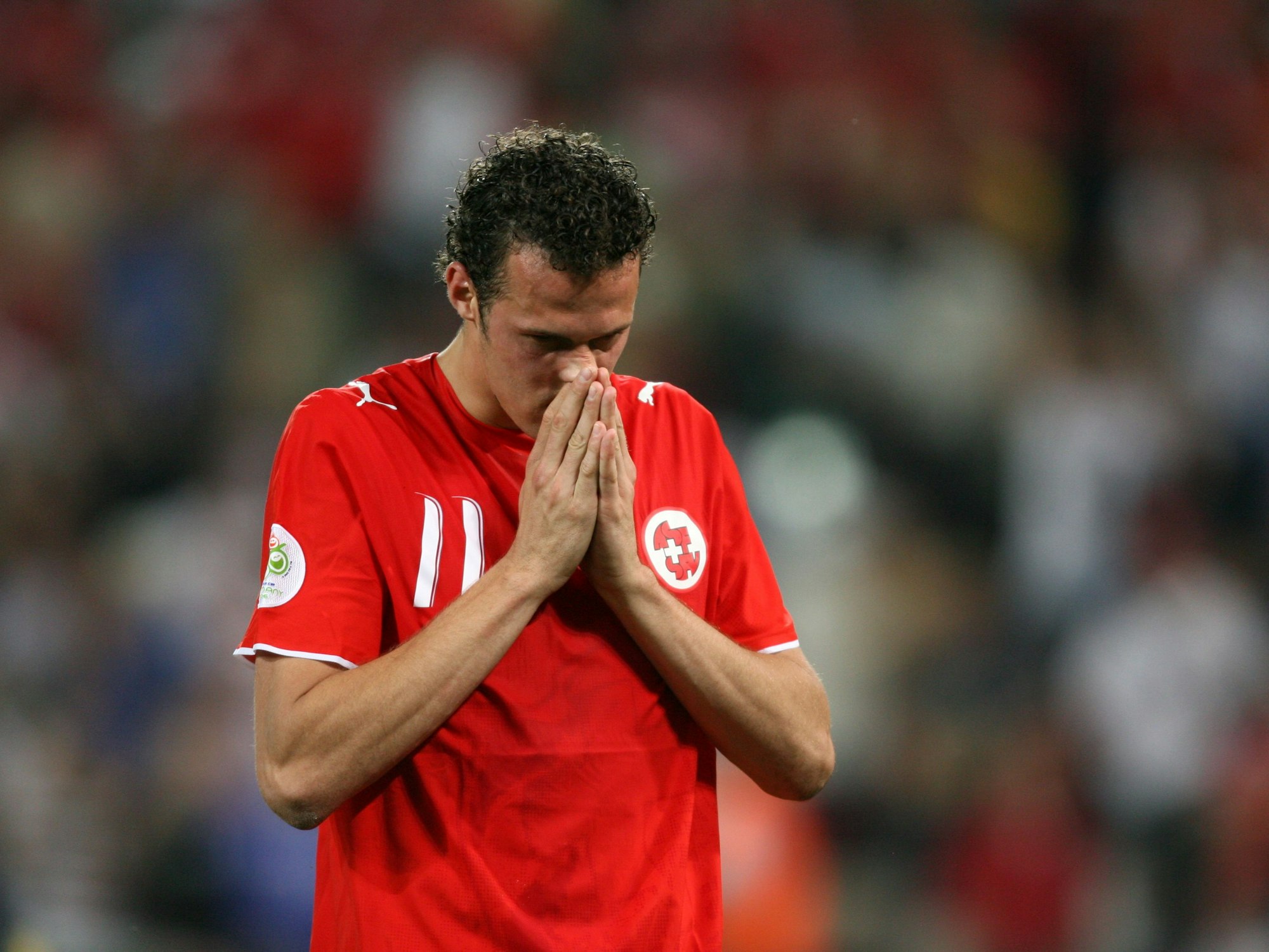 Marco Streller fasst sich nach einem verlorenen Elfmeterschießen von der Schweiz gegen Ukraine ins Gesicht.