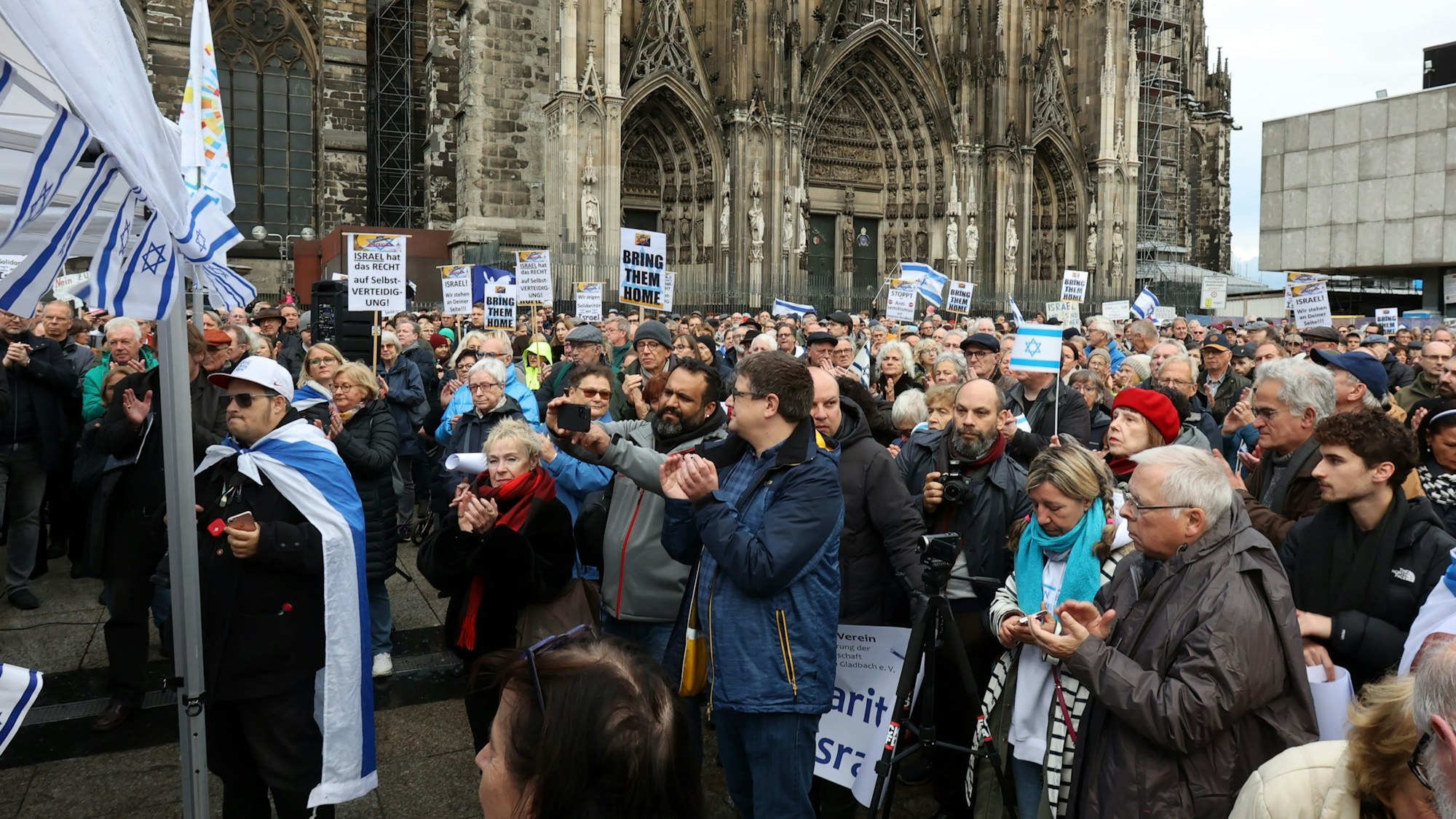 Demonstration mit vielen Israel-Fahnen auf dem Roncalliplatz vor dem Kölner Dom.