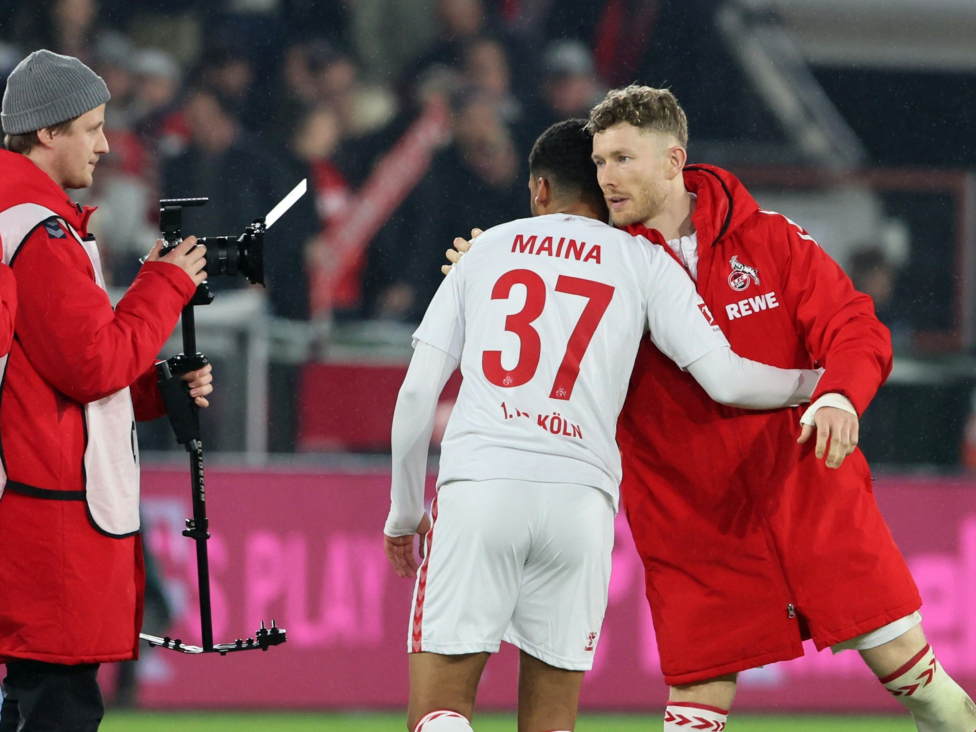 Florian Kainz umarmt Linton Maina.