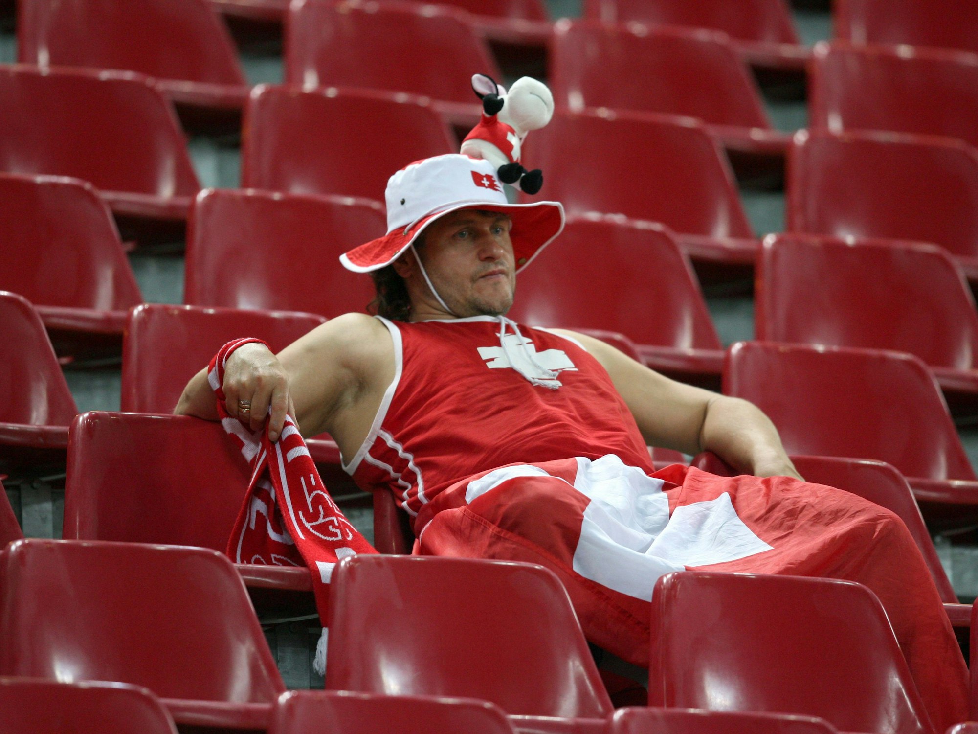 Ein frustrierter Schweiz-Fan sitzt auf der Tribüne im Kölner Stadion.