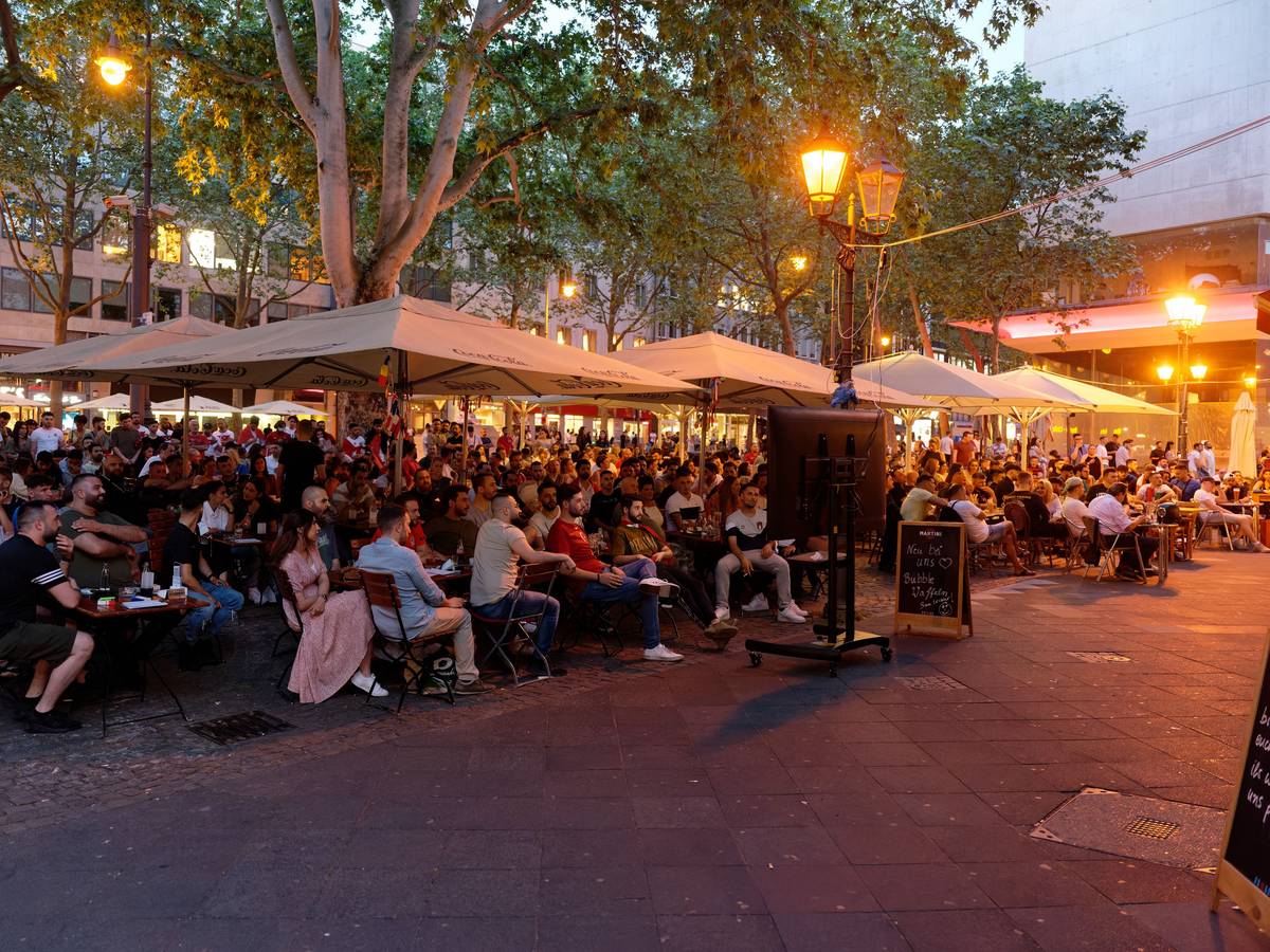 Public Viewing auf den Kölner Ringen.