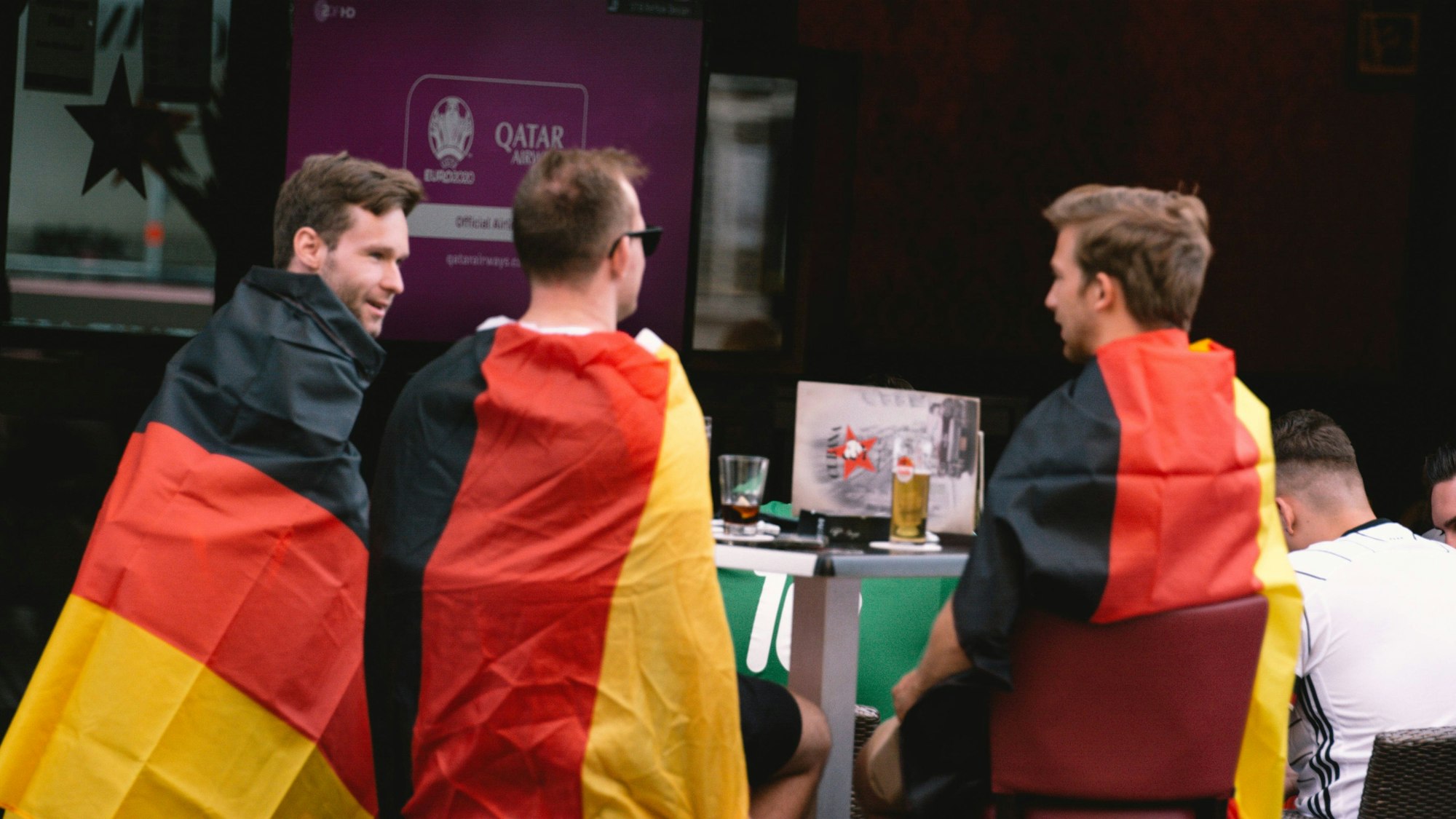 Fußball-Fans bei einem EM-Spiel auf den Straßen Kölns.
