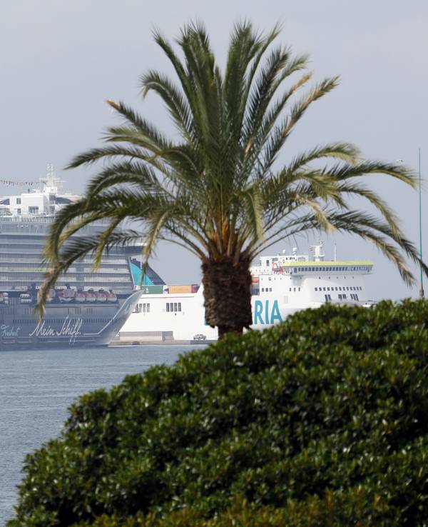 Die „Mein Schiff 2“ beim Anlegen in Palma de Mallorca.