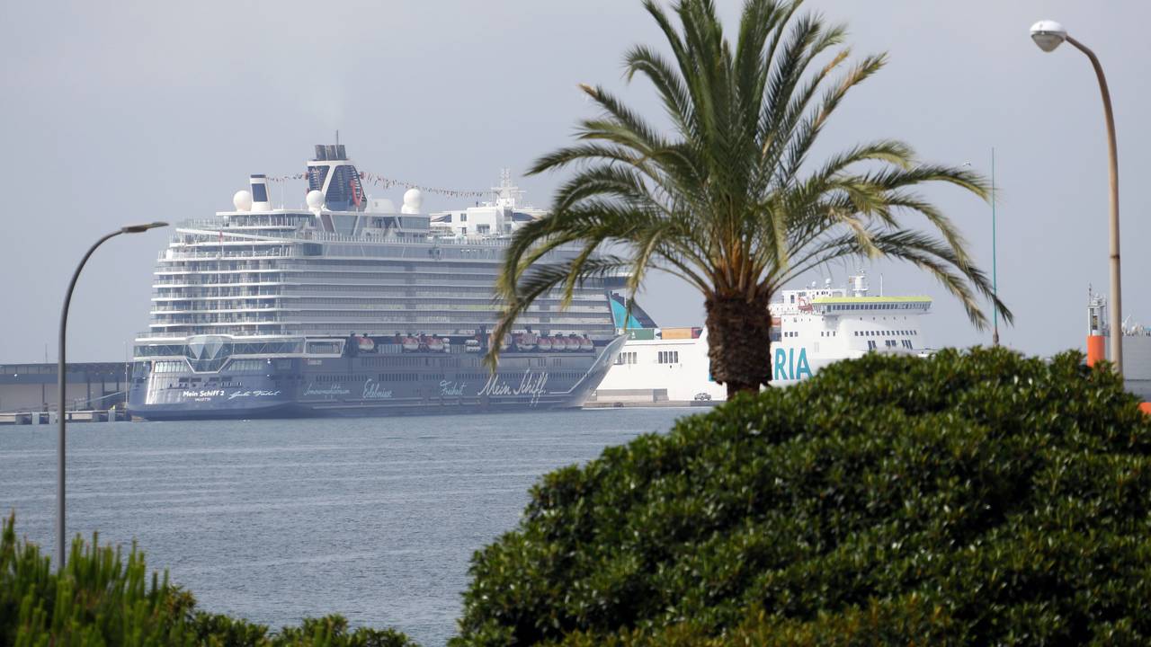 Die „Mein Schiff 2“ beim Anlegen in Palma de Mallorca.
