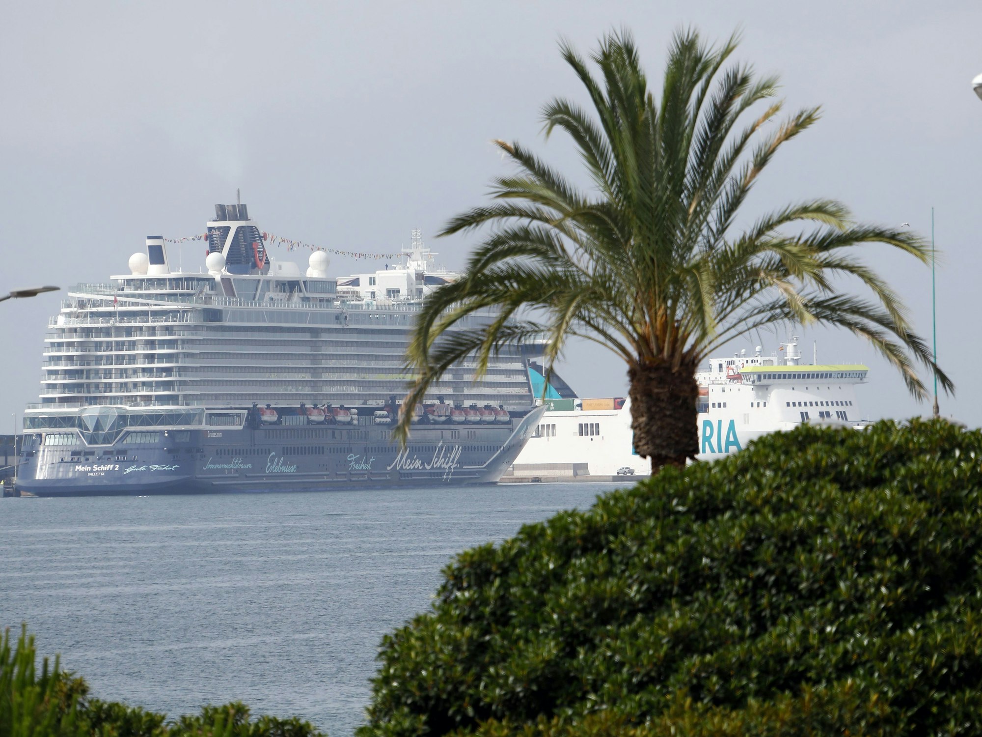 Die „Mein Schiff 2“ beim Anlegen in Palma de Mallorca.