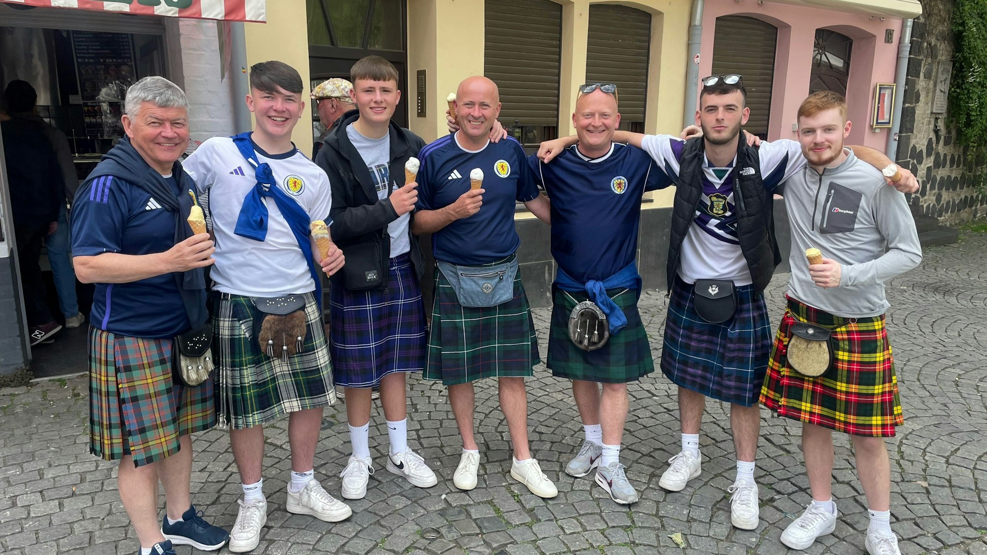 Schottland-Fans mit Eis in der Hand.
