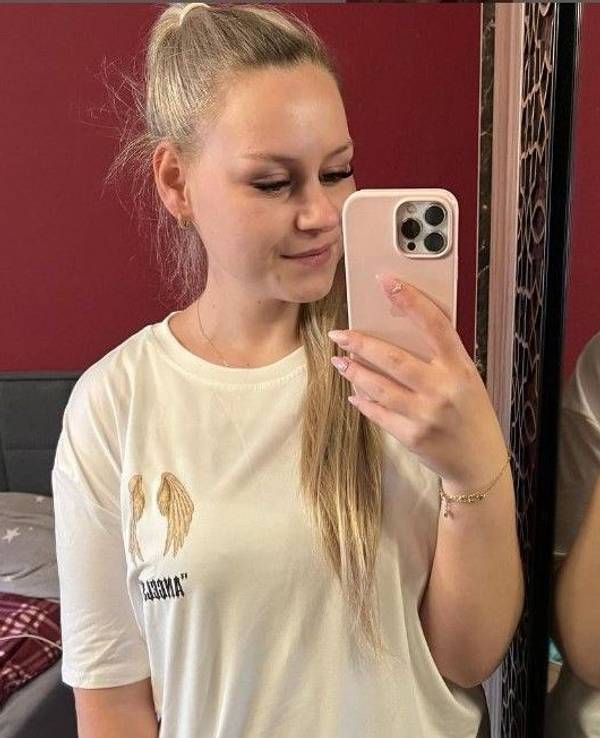 Sarah-Jane Wollny (hier auf einem Spiegel-Selfie, das sie am 2. Juni 2024 auf ihrem Instagram-Account veröffentlicht hat) hatte einen schweren Start ins Leben.