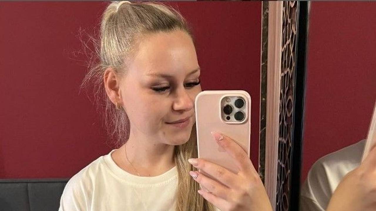 Sarah-Jane Wollny (hier auf einem Spiegel-Selfie, das sie am 2. Juni 2024 auf ihrem Instagram-Account veröffentlicht hat) hatte einen schweren Start ins Leben.