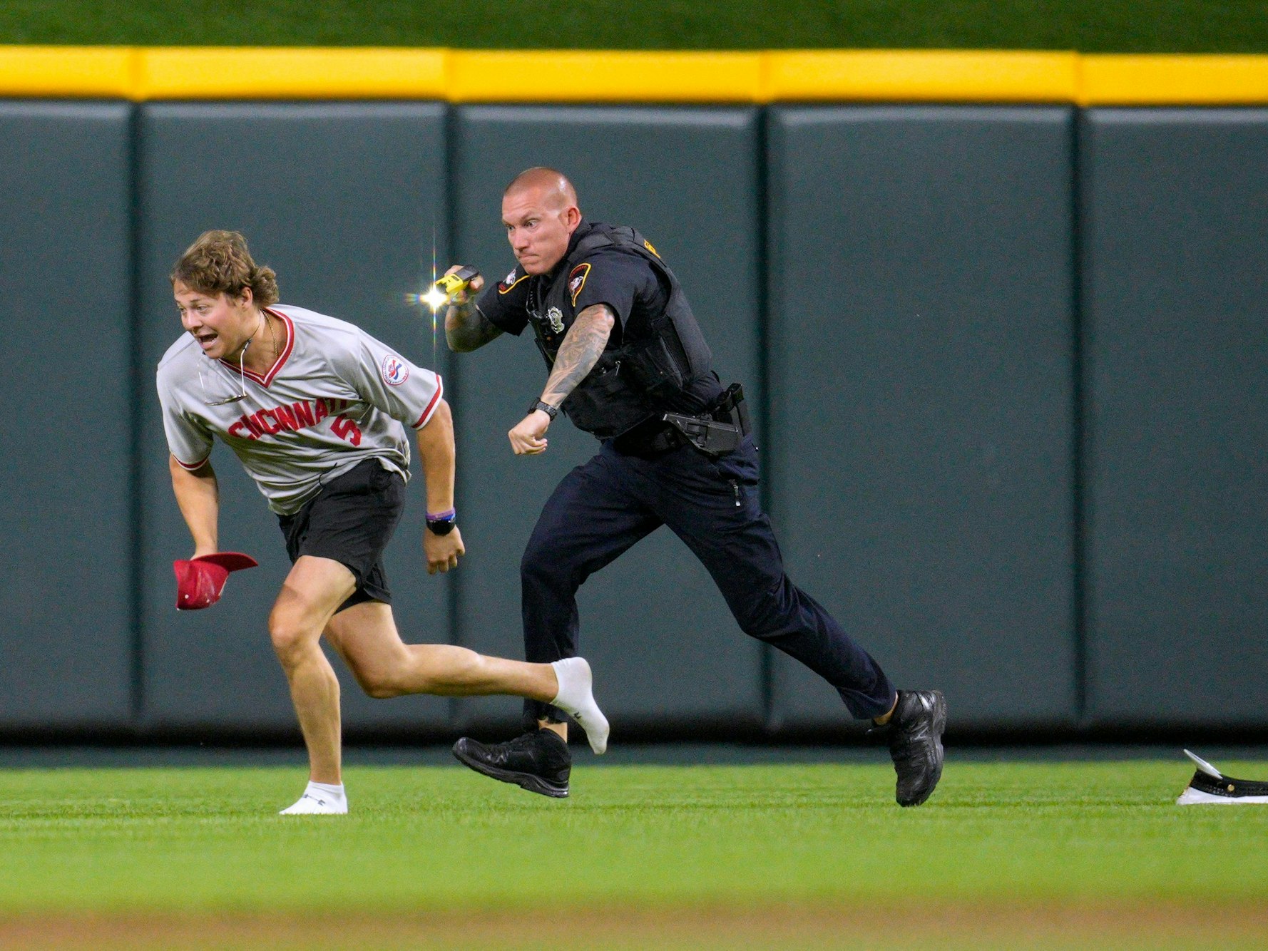 Ein Flitzer wurde am Dienstag (11. Juni 2024) in der MLB von einem Polizisten mit einem Elektroschocker gestoppt.