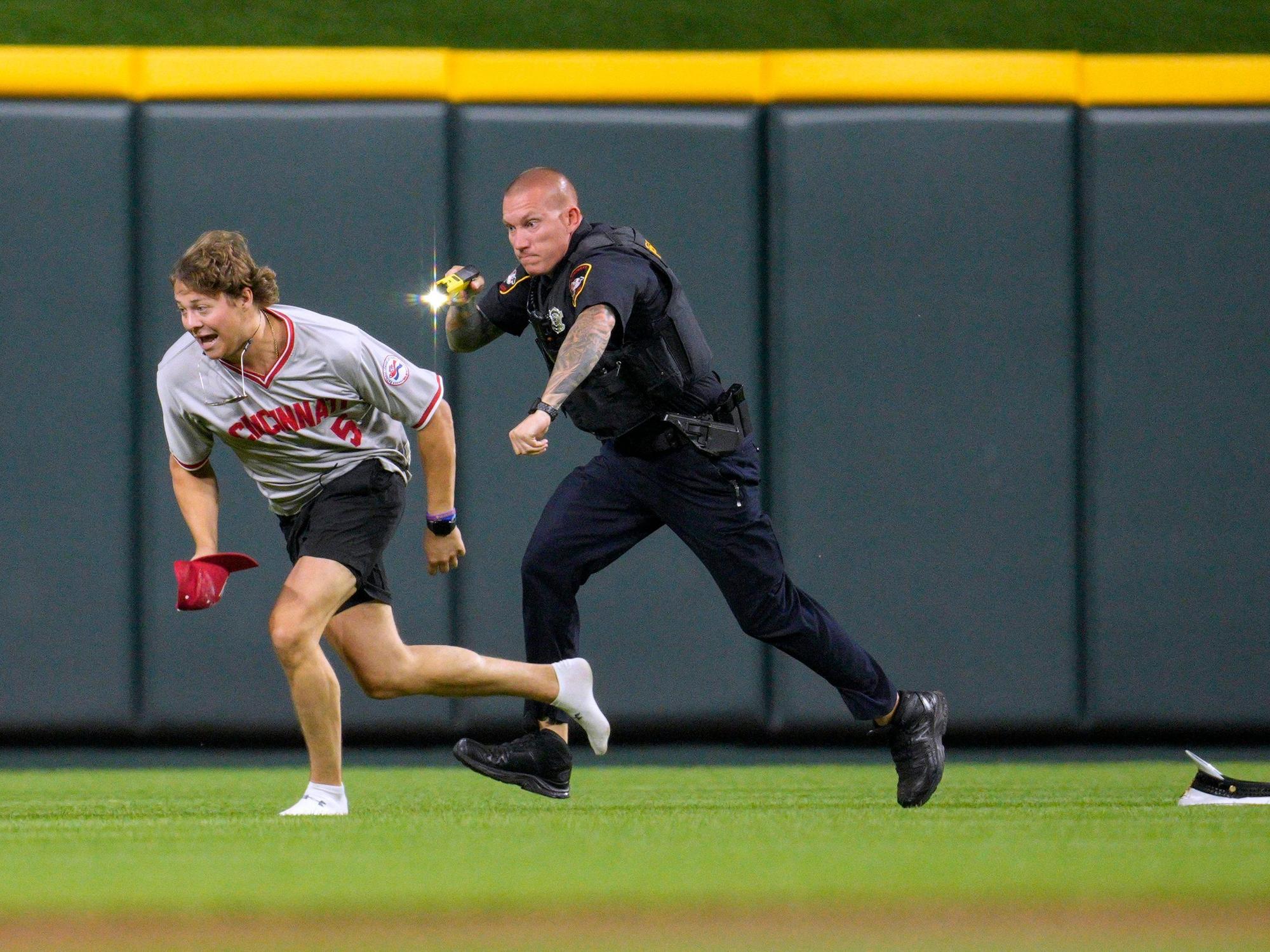 Ein Flitzer wurde am Dienstag (11. Juni 2024) in der MLB von einem Polizisten mit einem Elektroschocker gestoppt.