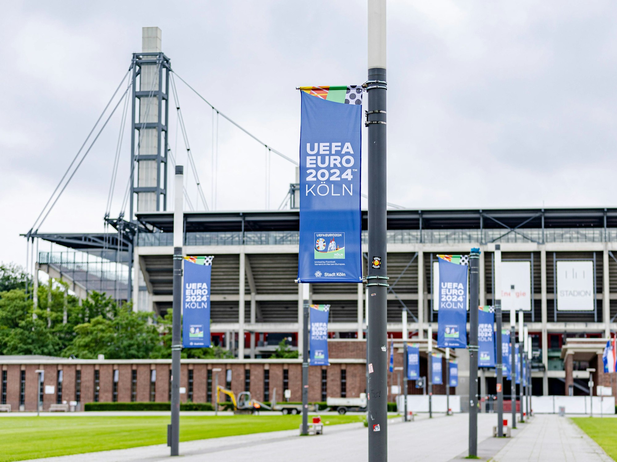 Blick auf das Stadion in Köln, das vor der EM 2024 mit Fahnen und mehr geschmückt ist.