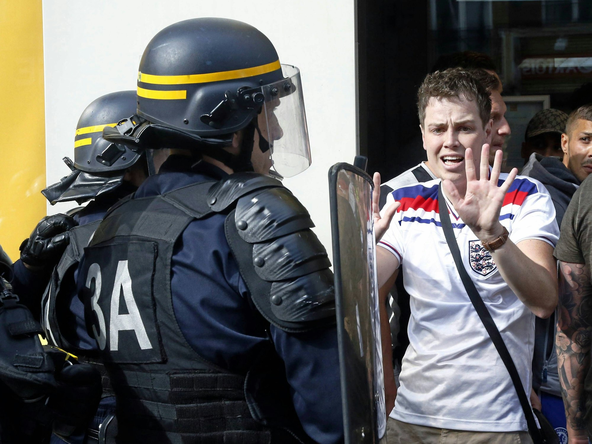 Ein Polizei-Beamter steht in Lille vor einem England-Fan.