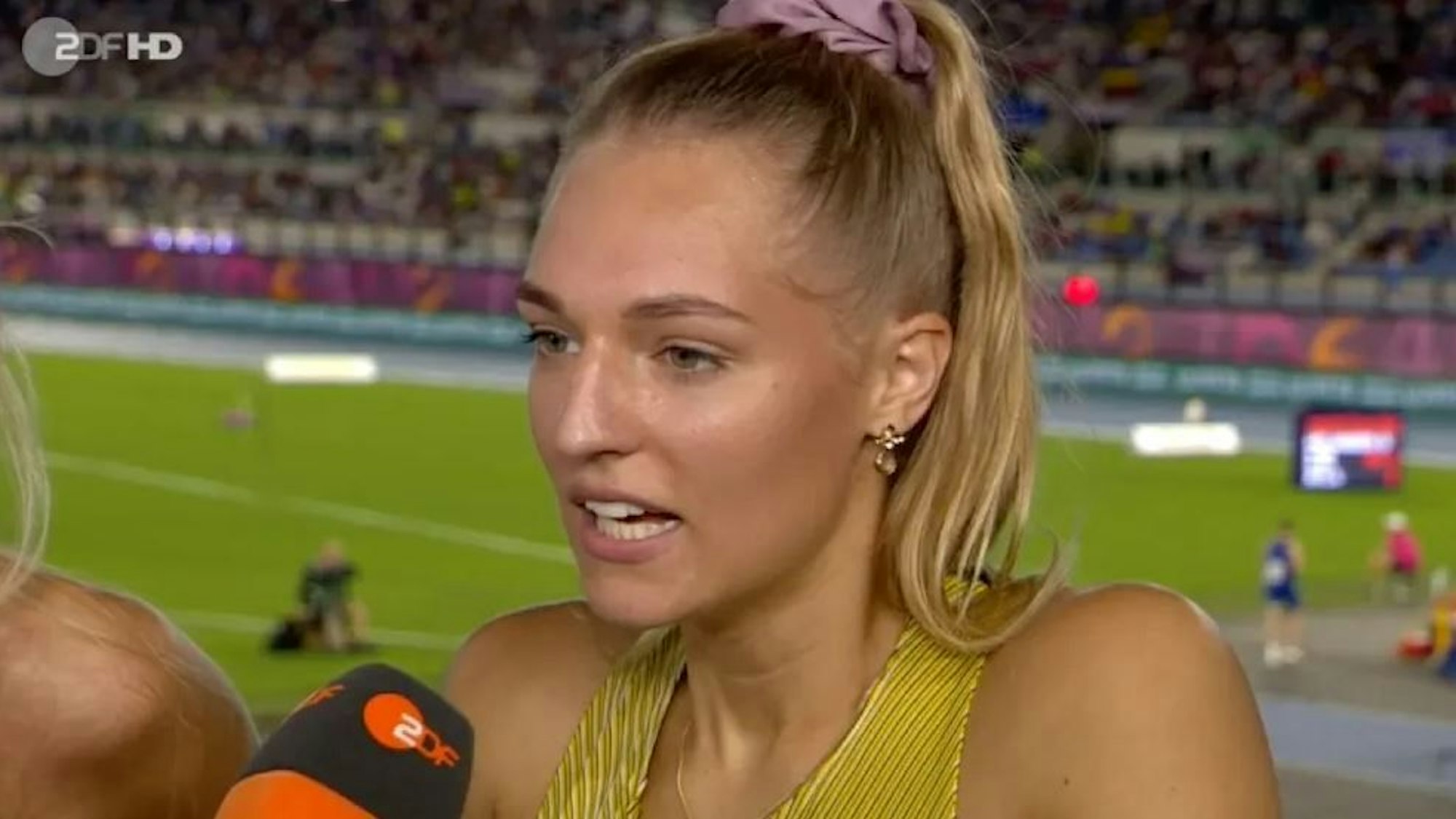 Luna Bulmahn gibt ein Interview im ZDF.