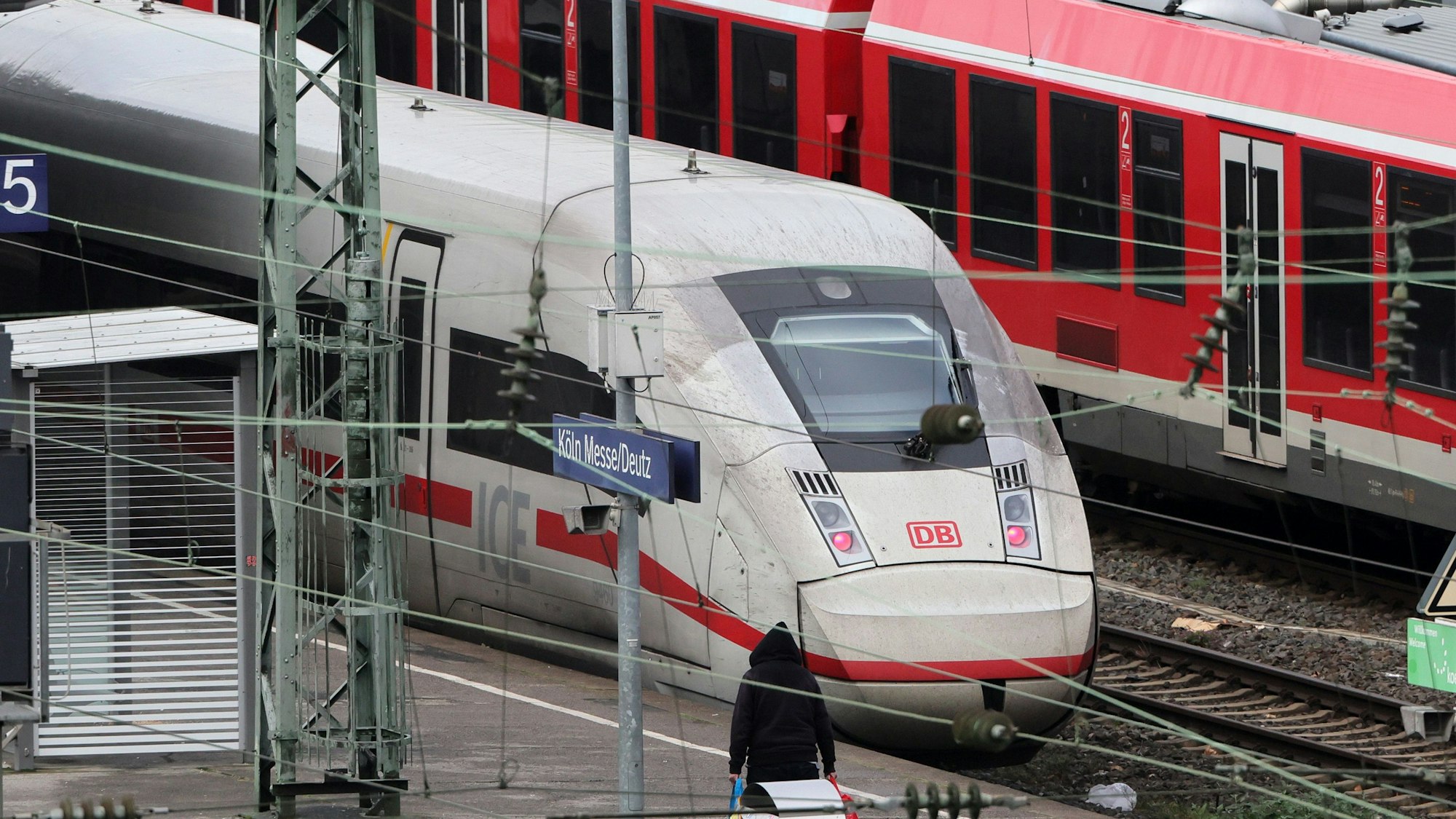 Ein ICE und ein Regiozug stehen am Bahnhof Messe/Deutz.