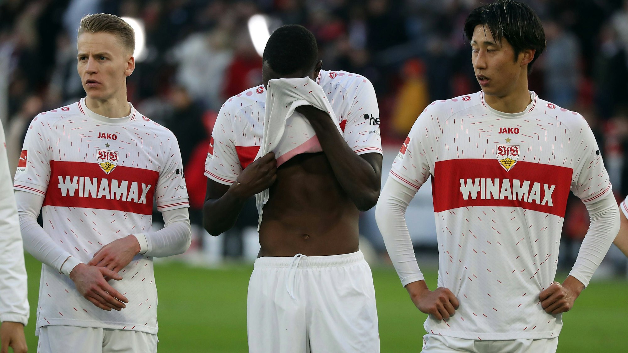 Hiroki Ito (r.), hier am 24. Februar 2024 mit Chris Führich (l.) und Serhou Guirassy, wechselt vom VfB Stuttgart zum FC Bayern.
