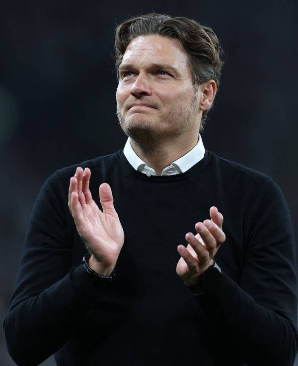 Edin Terzic klatscht nach einer Niederlage von Borussia Dortmund in die Hände.
