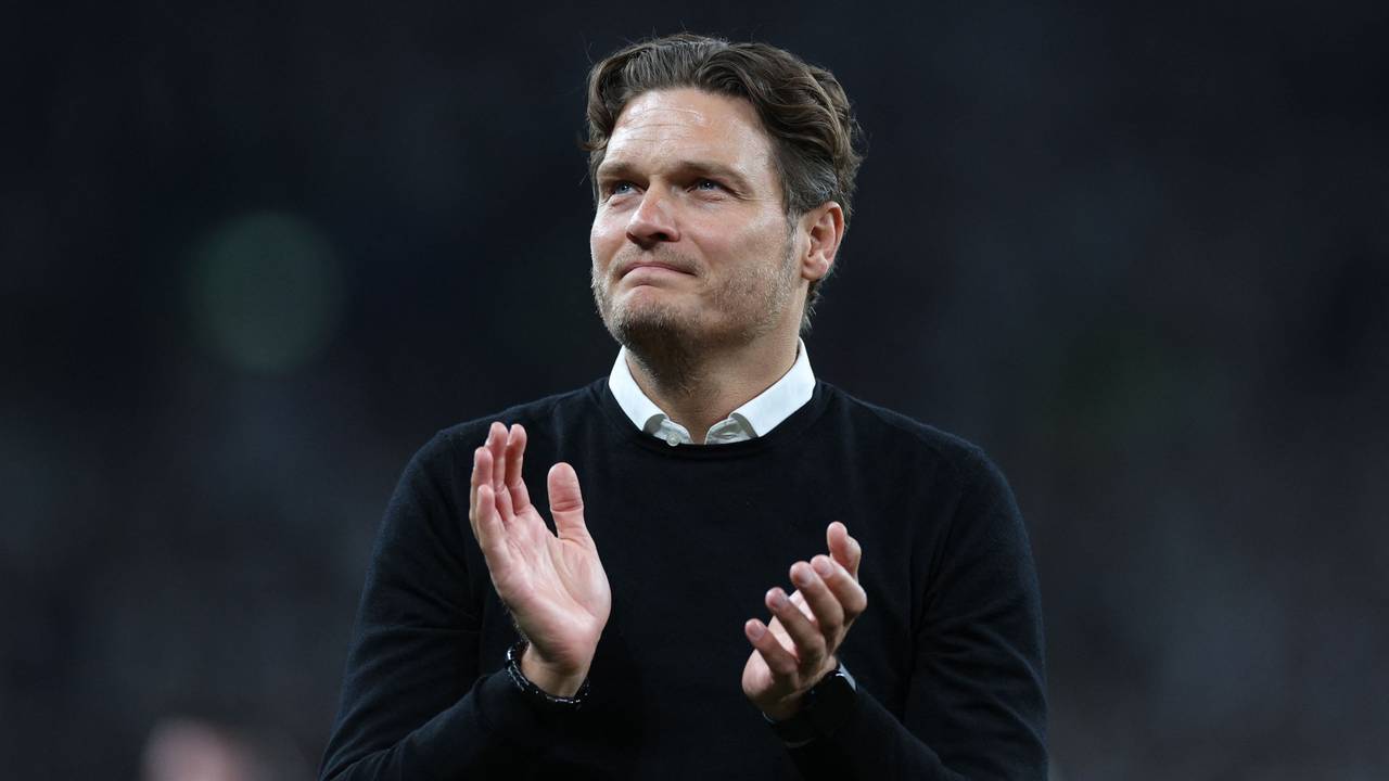 Edin Terzic klatscht nach einer Niederlage von Borussia Dortmund in die Hände.