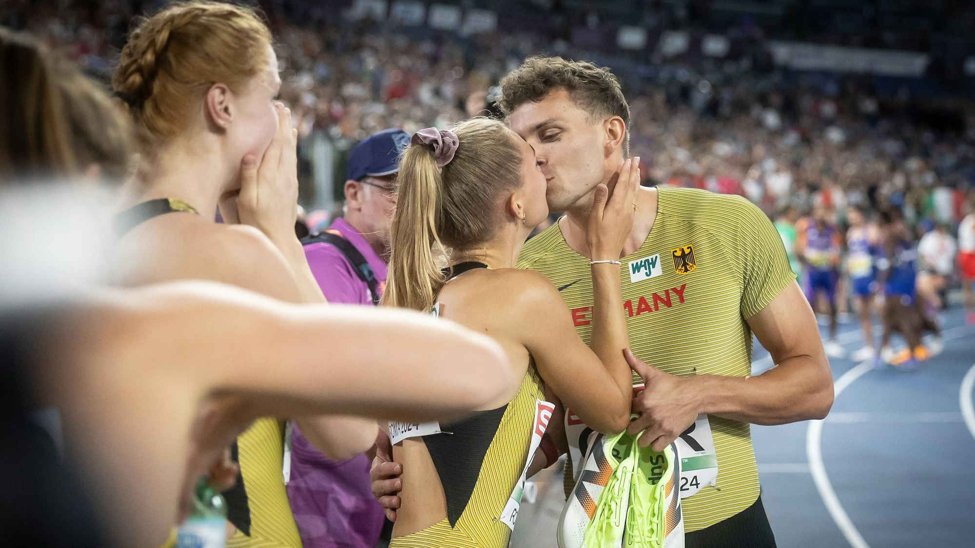 Sprinterin Luna Bulmahn gratuliert ihrem Freund Jean Paul Bredau zur Bronzemedaille in der 4x400m Staffel bei der Leichtathletik-EM in Rom mit einem Kuss.