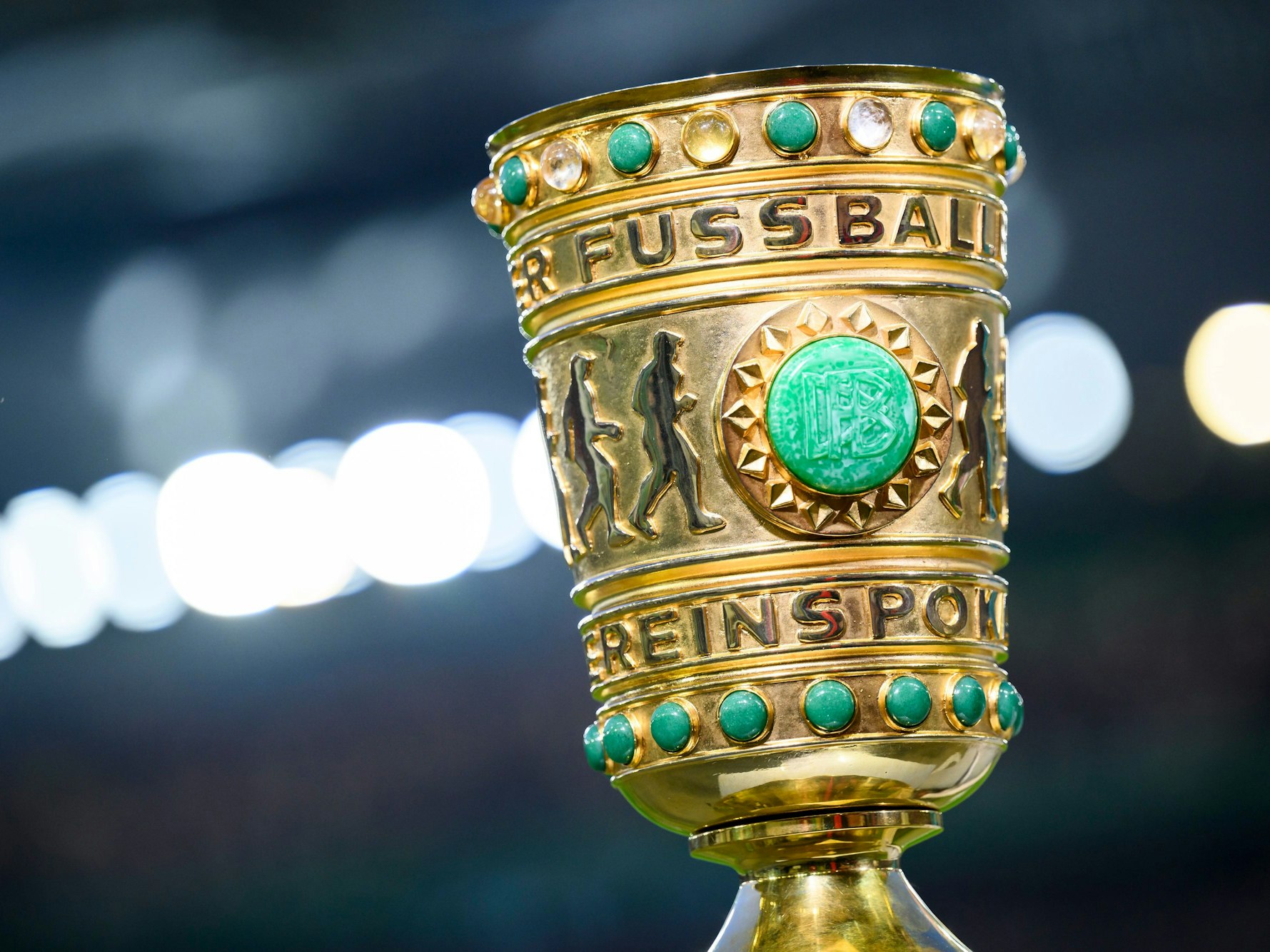 Der DFB-Pokal steht vor dem Spiel im Stadion in Ulm.