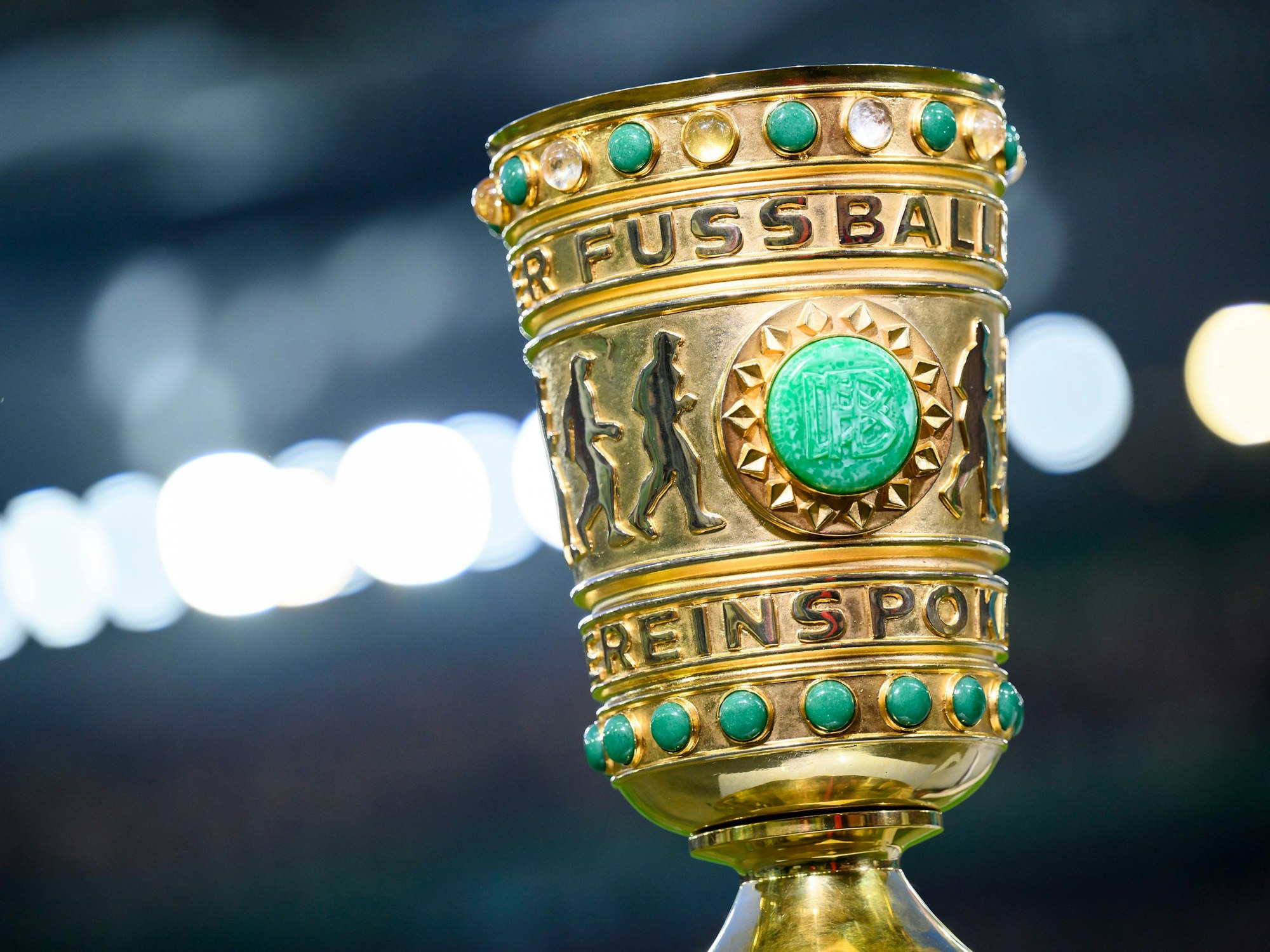 Der DFB-Pokal steht vor dem Spiel im Stadion in Ulm.