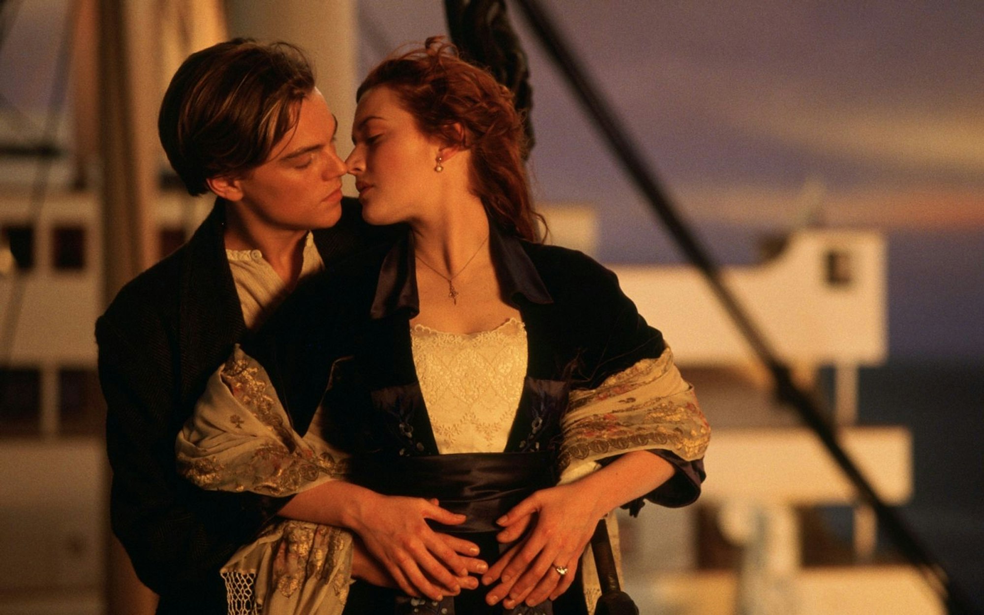 Ein Wunder, dass der Eisberg, welcher der „Titanic“ zum Verhängnis wurde, nicht geschmolzen ist im Angesicht dieser Liebenden: Kate Winslet und Leonardo DiCaprio knutschten sich 1997 wechselseitig in eine Weltkarriere.