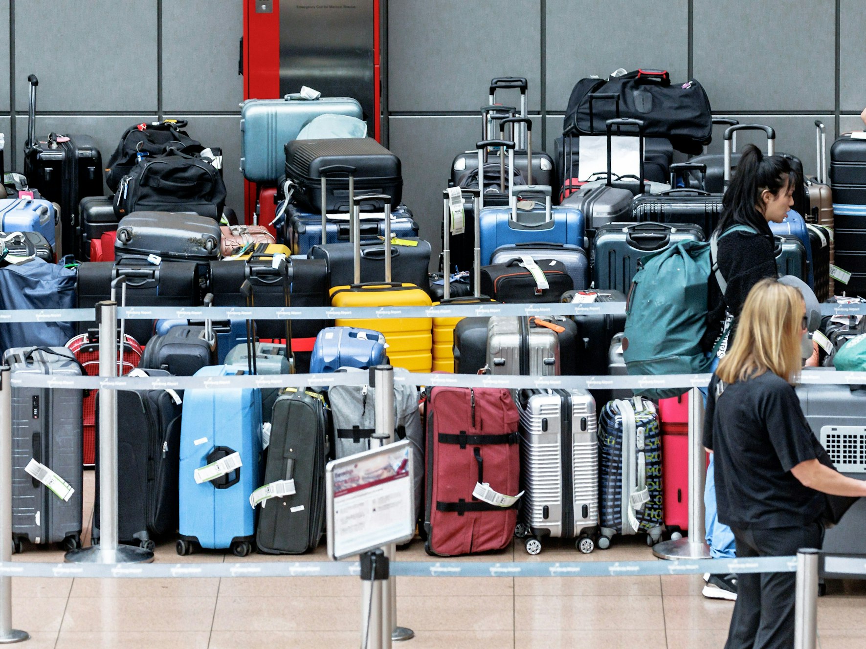 Gepäck an einem Sammelpunkt am Hamburger Flughafen.