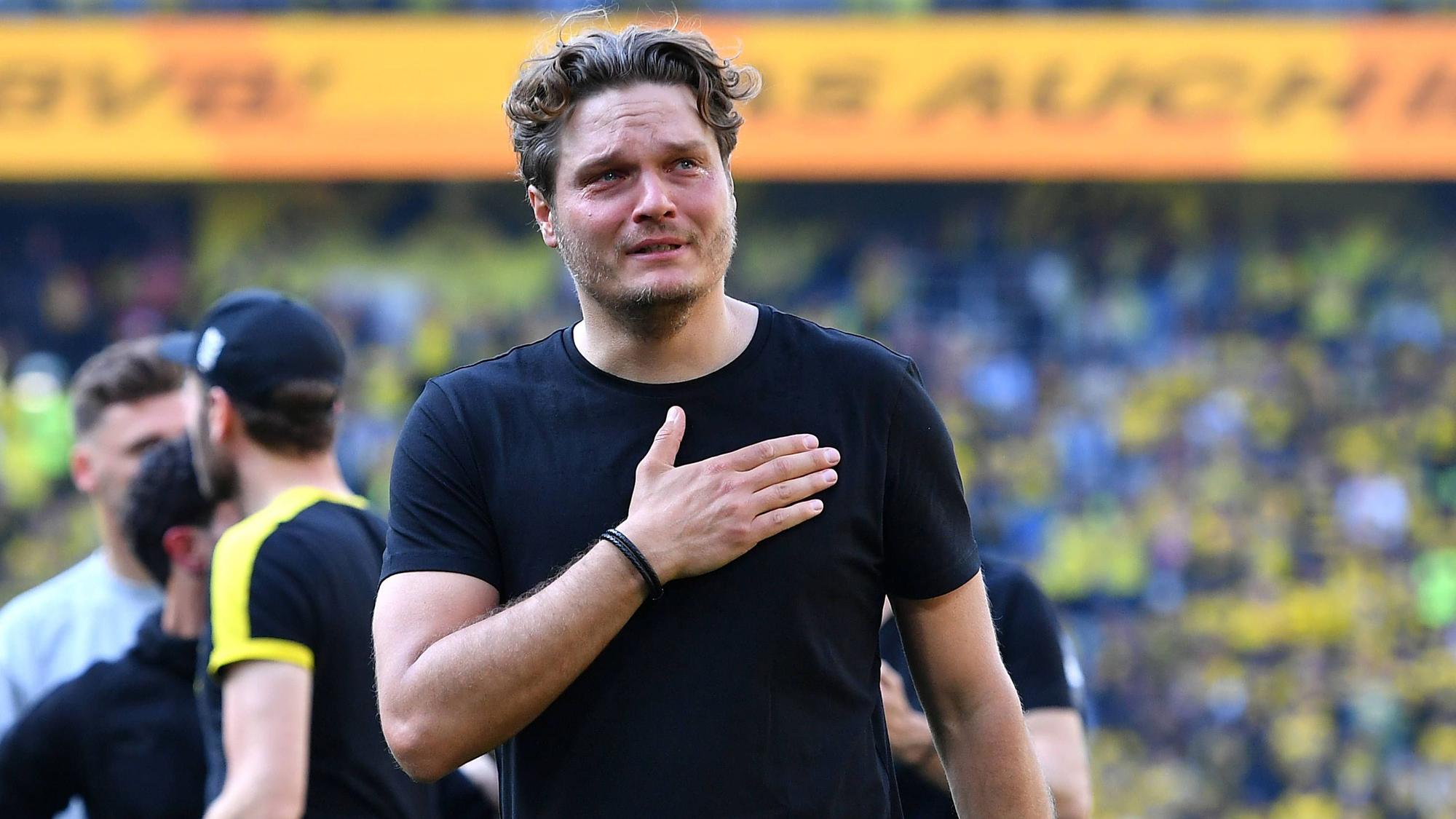 Edin Terzic weint enttäuscht nach dem Verpassen der Deutschen Meisterschaft.