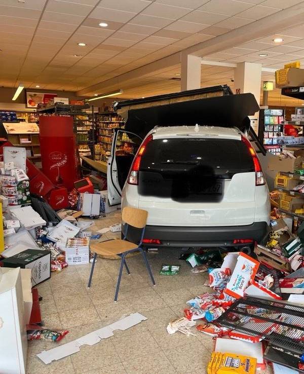 Ein Auto steht auf der Verkaufsfläche eines Einkaufsmarktes. Die Fahrerin des Wagens war mit ihrem Auto durch eine Wand hindurch in den Supermarkt gefahren. Verletzt wurde bei dem Unfall niemand.